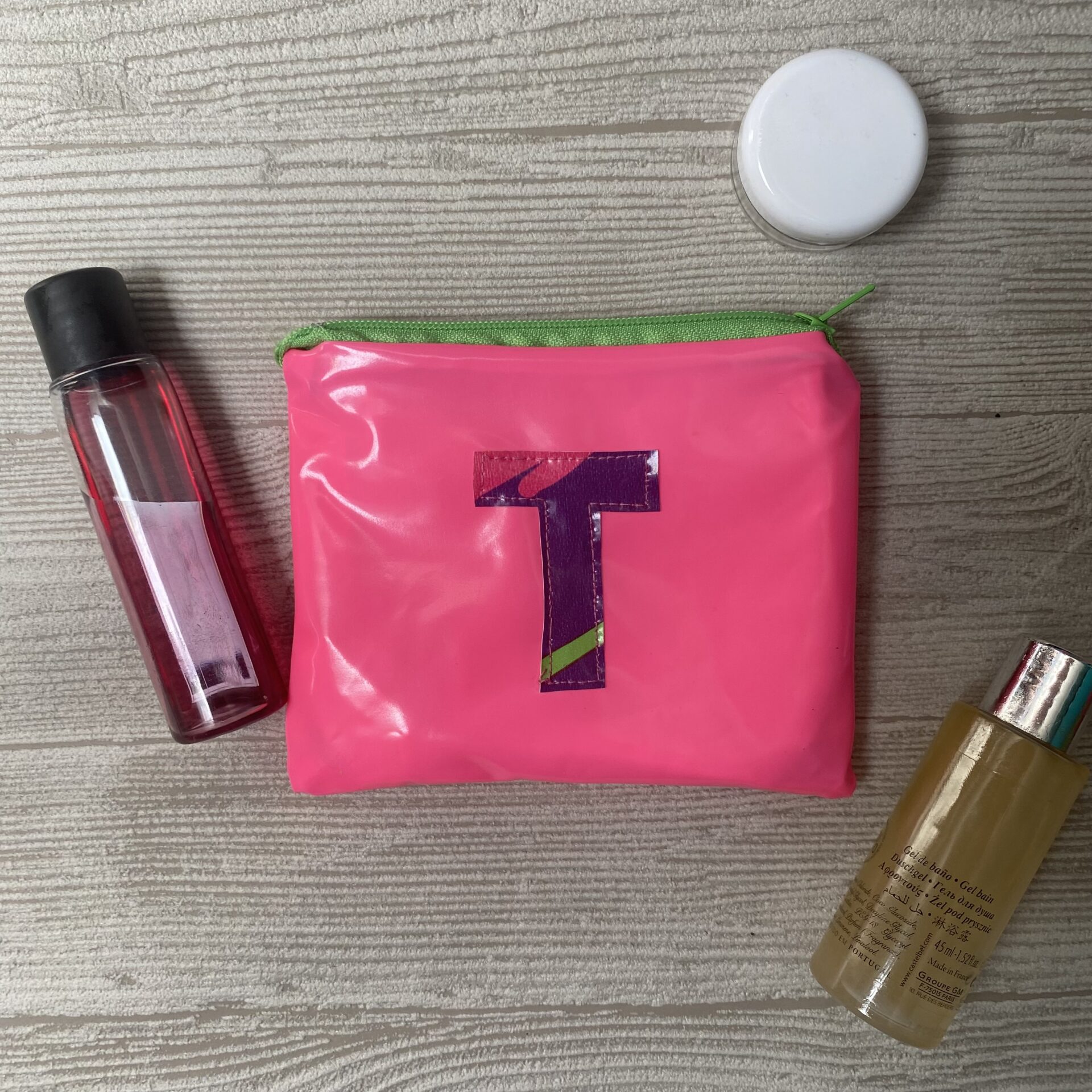 Upcycling Taschen aus ehemaligen Schwimmspielzeugen mit Buchstaben, bunt, wasserabweisend mit Innenfutter und Reissverschluss