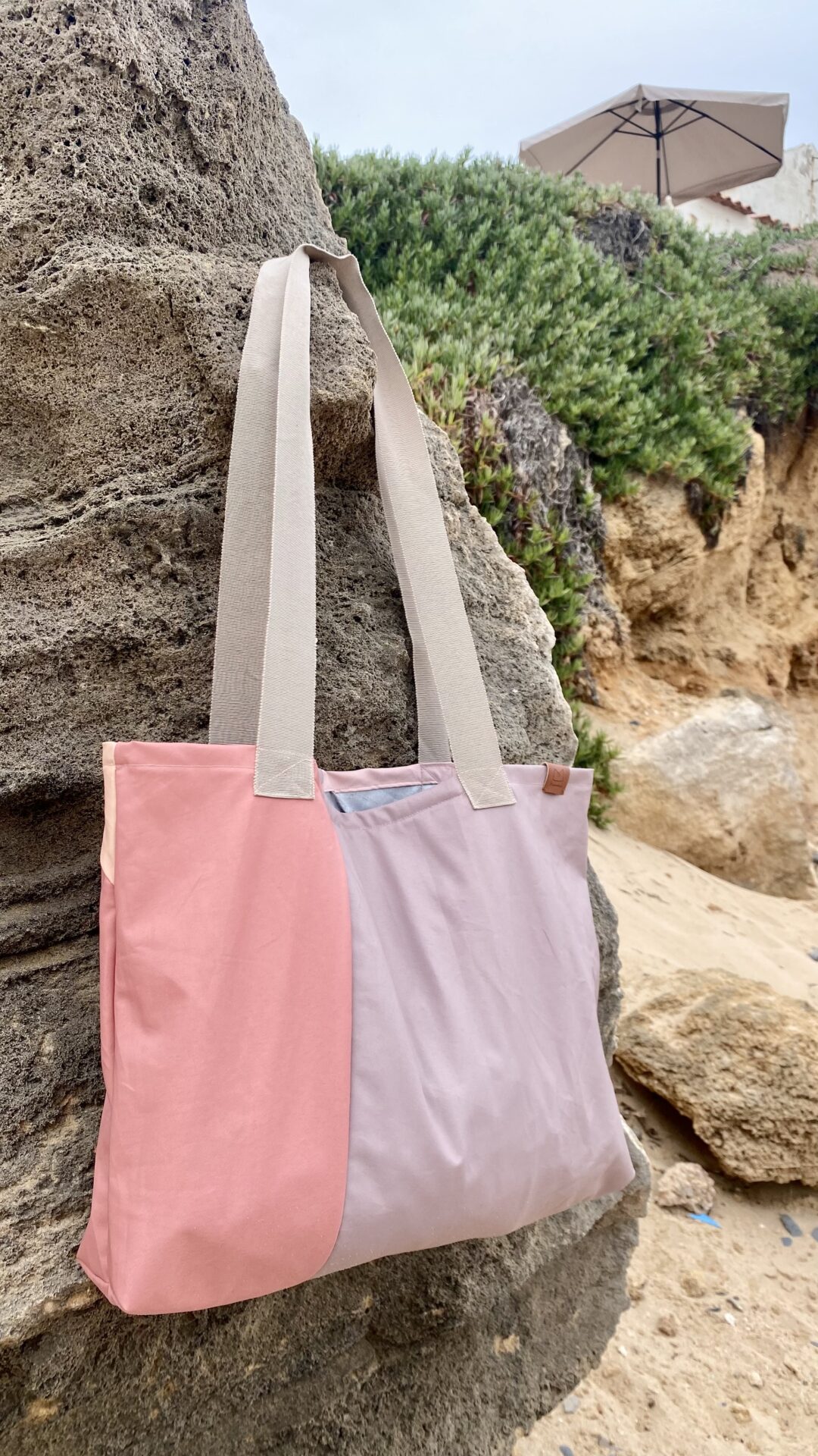 Strandtasche/ Shopping Bag "Monte Clérigo" aus recyceltem Sonnenschirm; leichte, wasserabweisende Upcycling Tasche für Strand, Einkauf & Urlaub