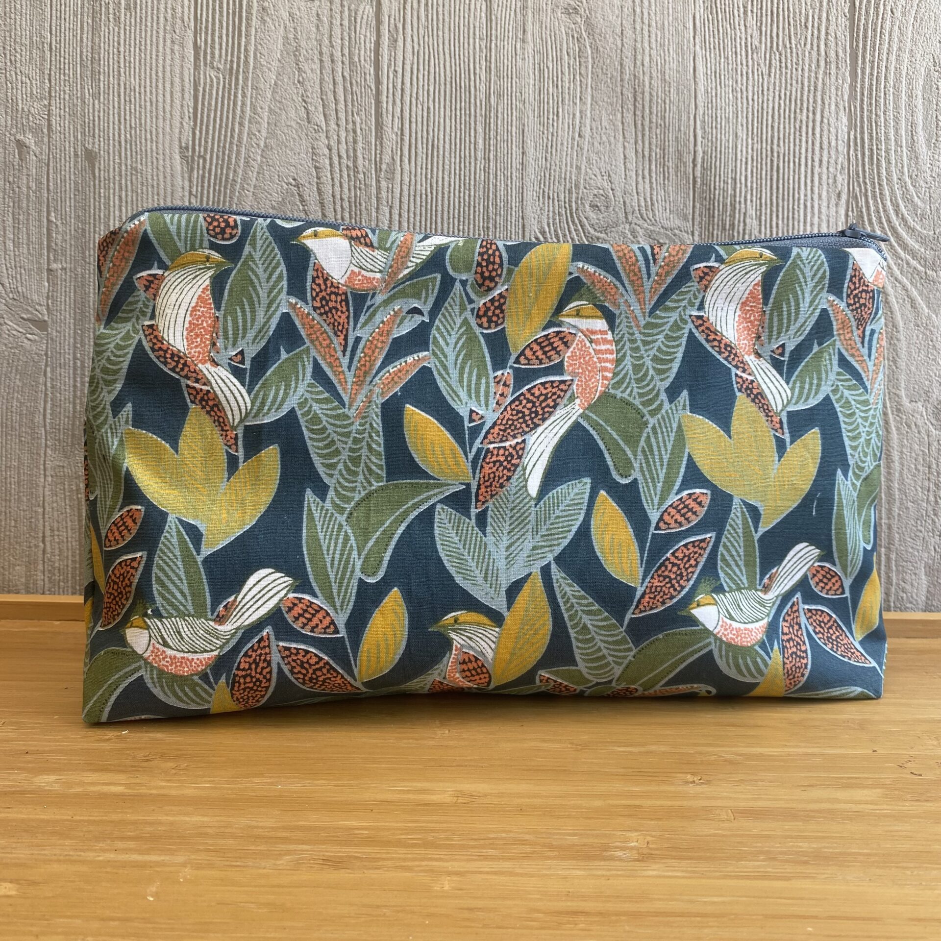 Wetbag/ Nasstasche/ Kosmetiktasche mit Blättern und Vögeln,von vorne