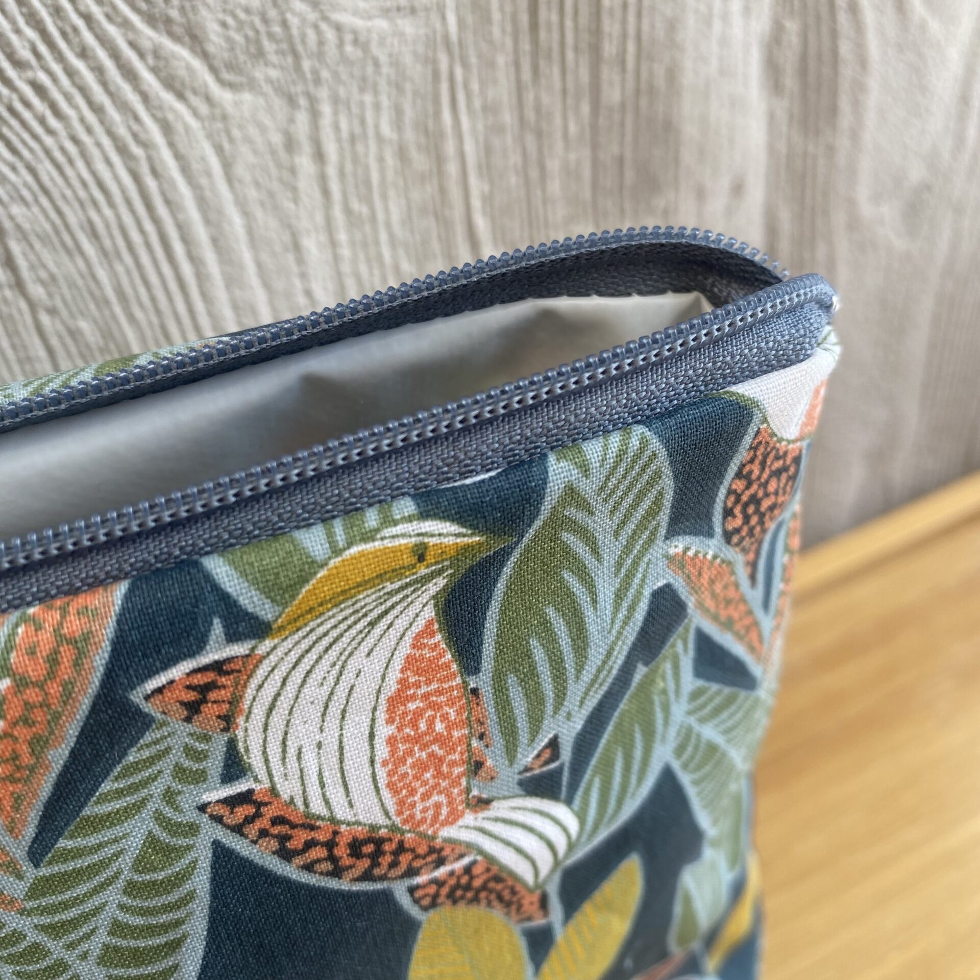 Wetbag/ Nasstasche/ Kosmetiktasche mit Blättern und Vögeln,Detail mit offenem grauen Reissverschluss