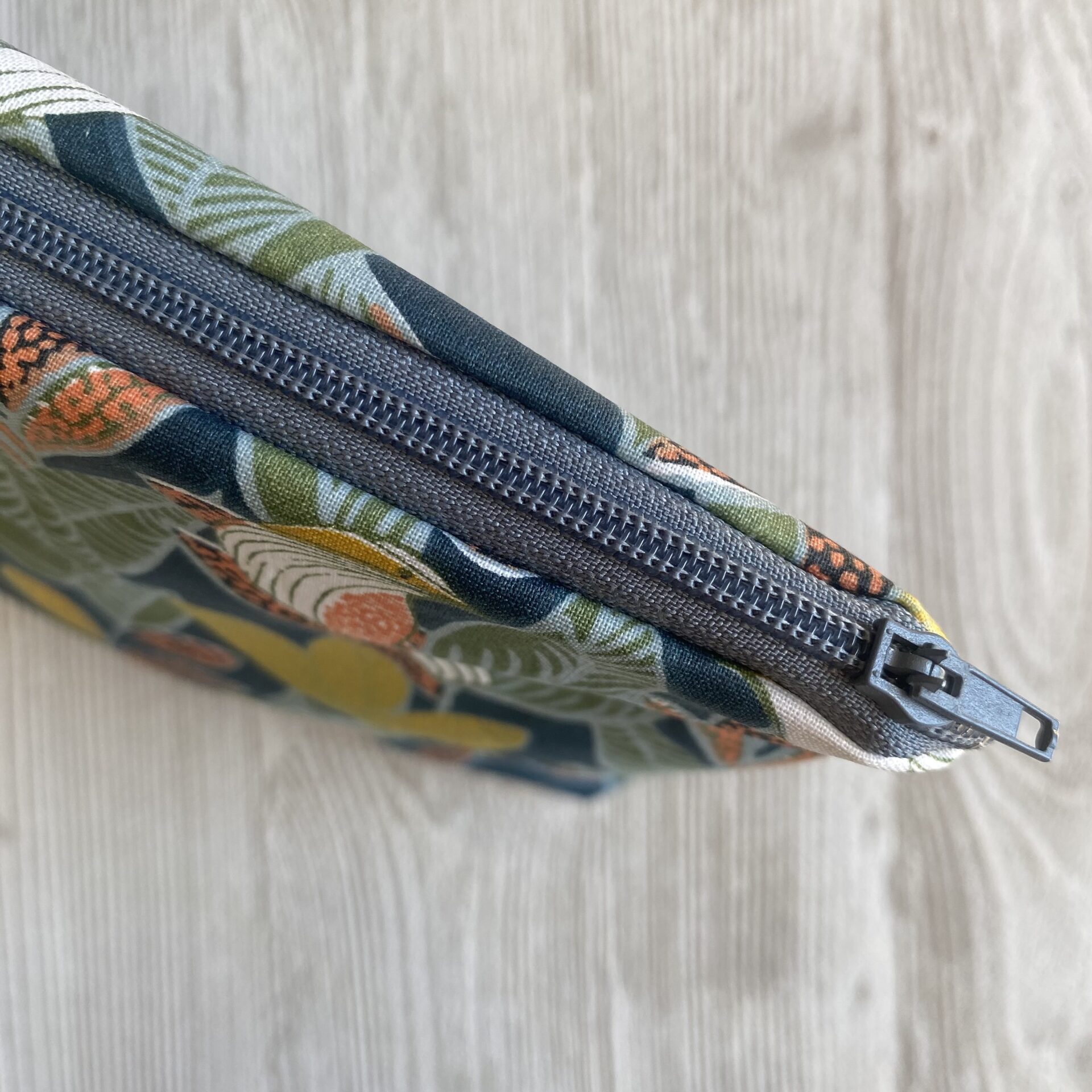 Wetbag/ Nasstasche/ Kosmetiktasche mit Blättern und Vögeln,Detail mit grauen Reissverschluss
