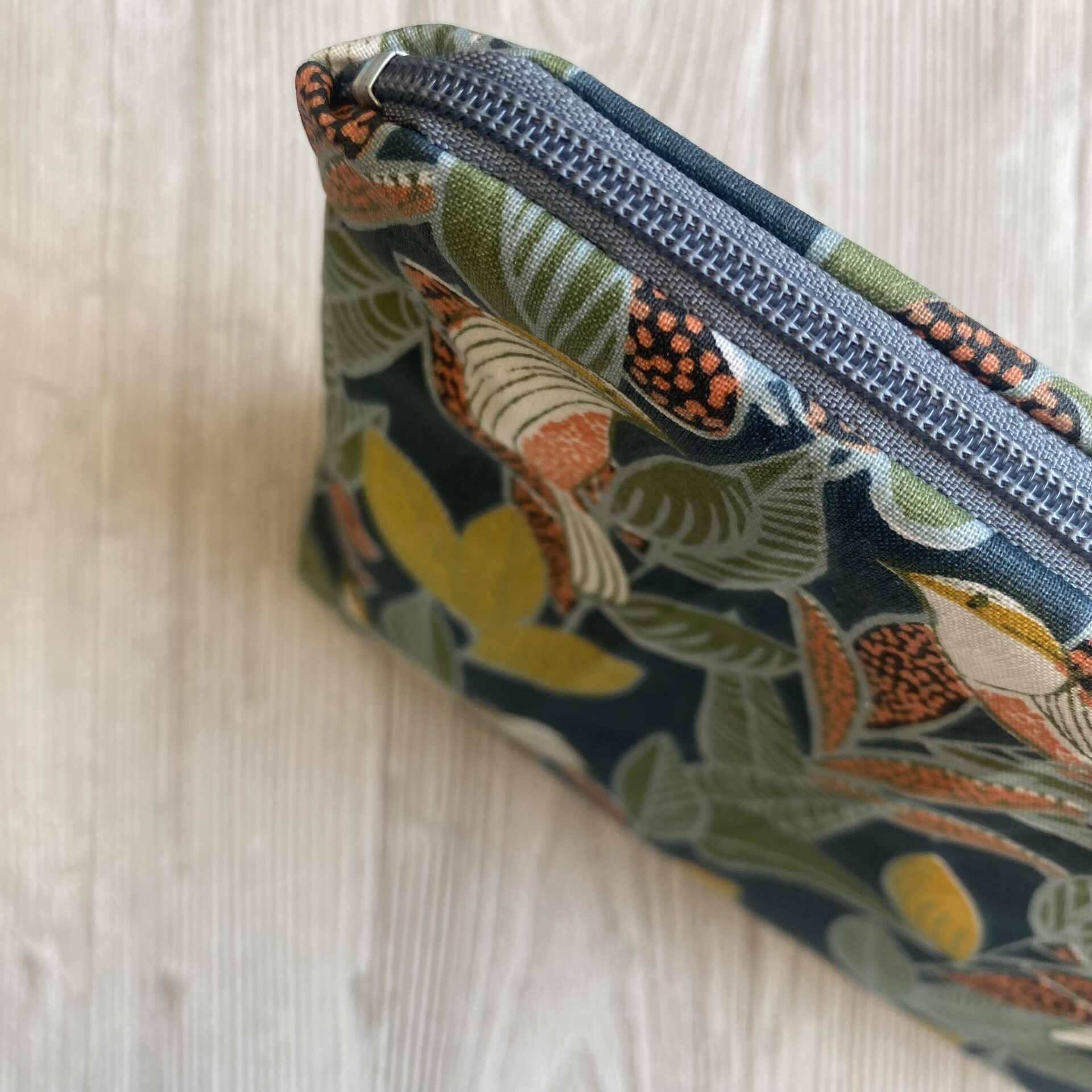Wetbag/ Nasstasche/ Kosmetiktasche mit Blättern und Vögeln,Detail mit grauen Reissverschluss