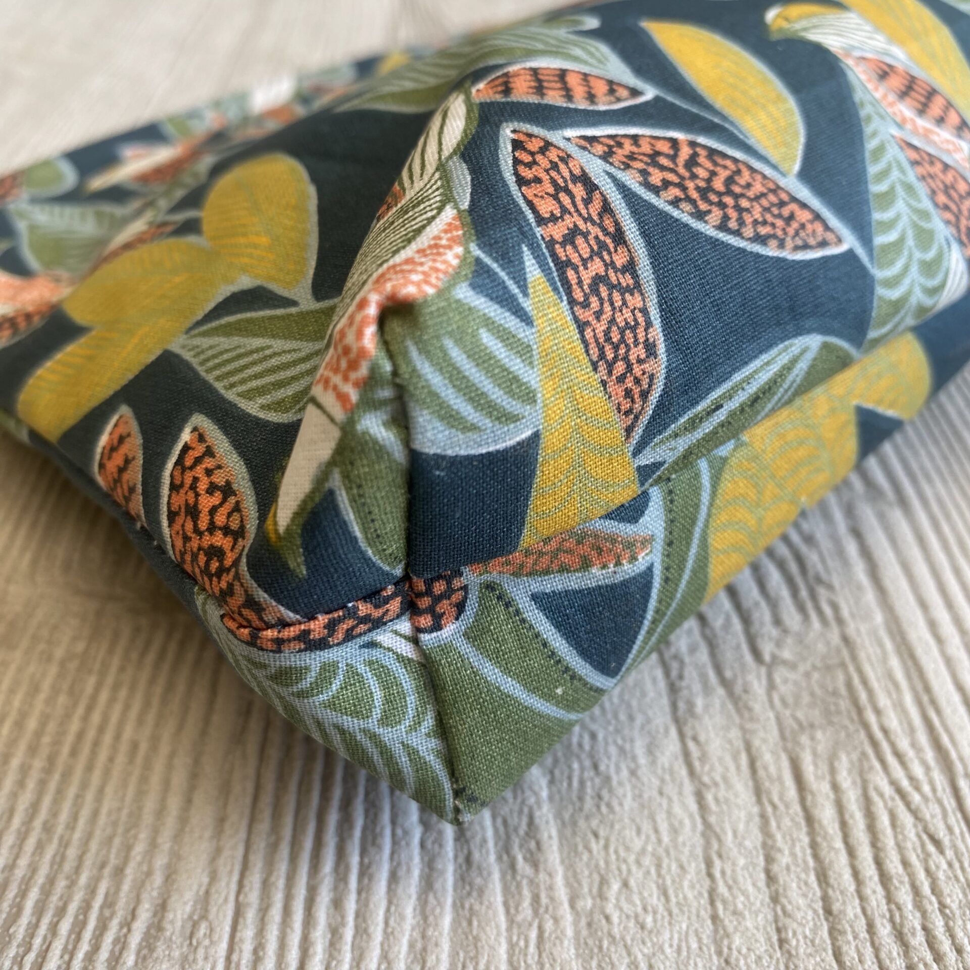Wetbag/ Nasstasche/ Kosmetiktasche mit Blättern und Vögeln,Detail Naht unten