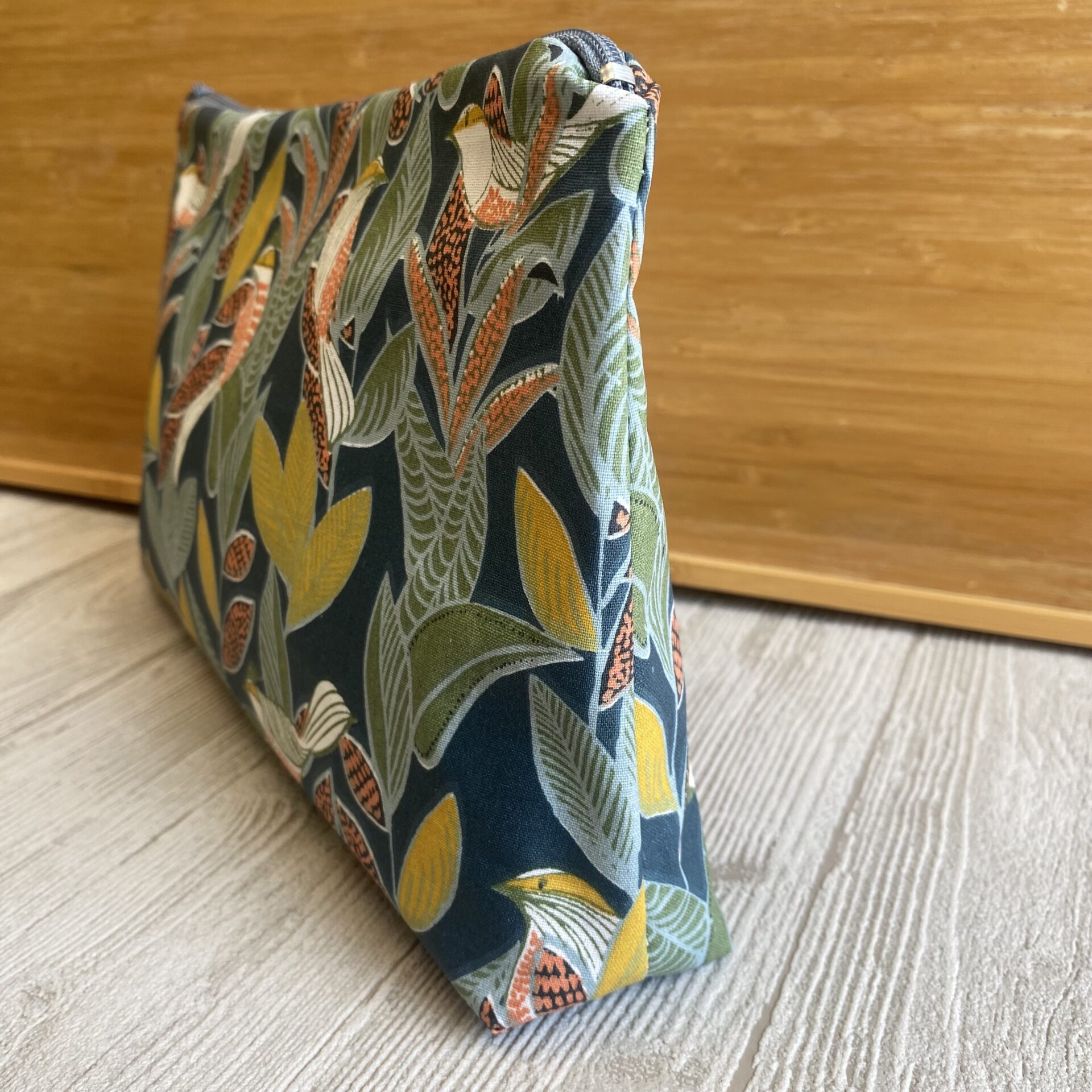 Wetbag/ Nasstasche/ Kosmetiktasche mit Blättern und Vögeln,Detail seitlich