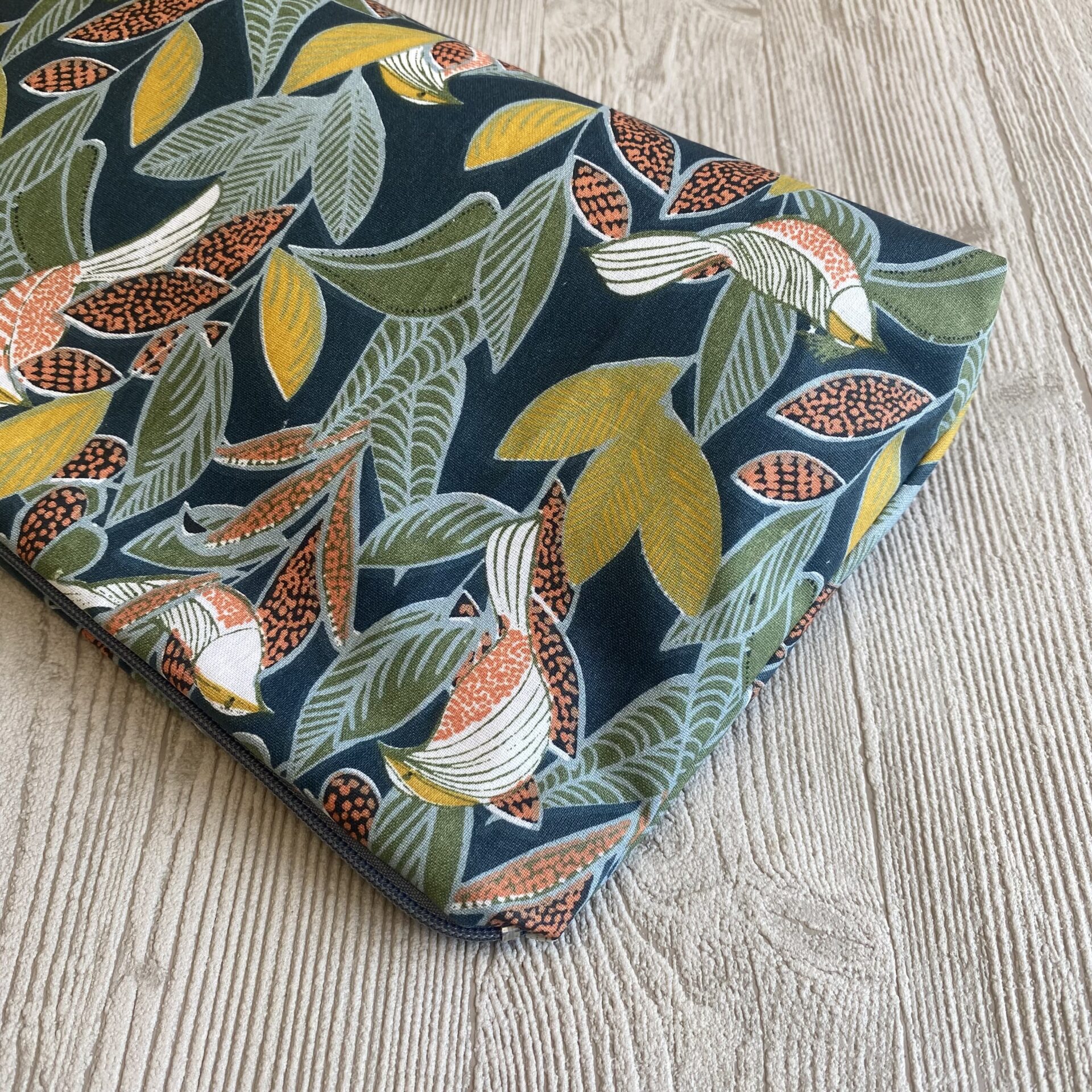 Wetbag/ Nasstasche/ Kosmetiktasche mit Blättern und Vögeln,liegend
