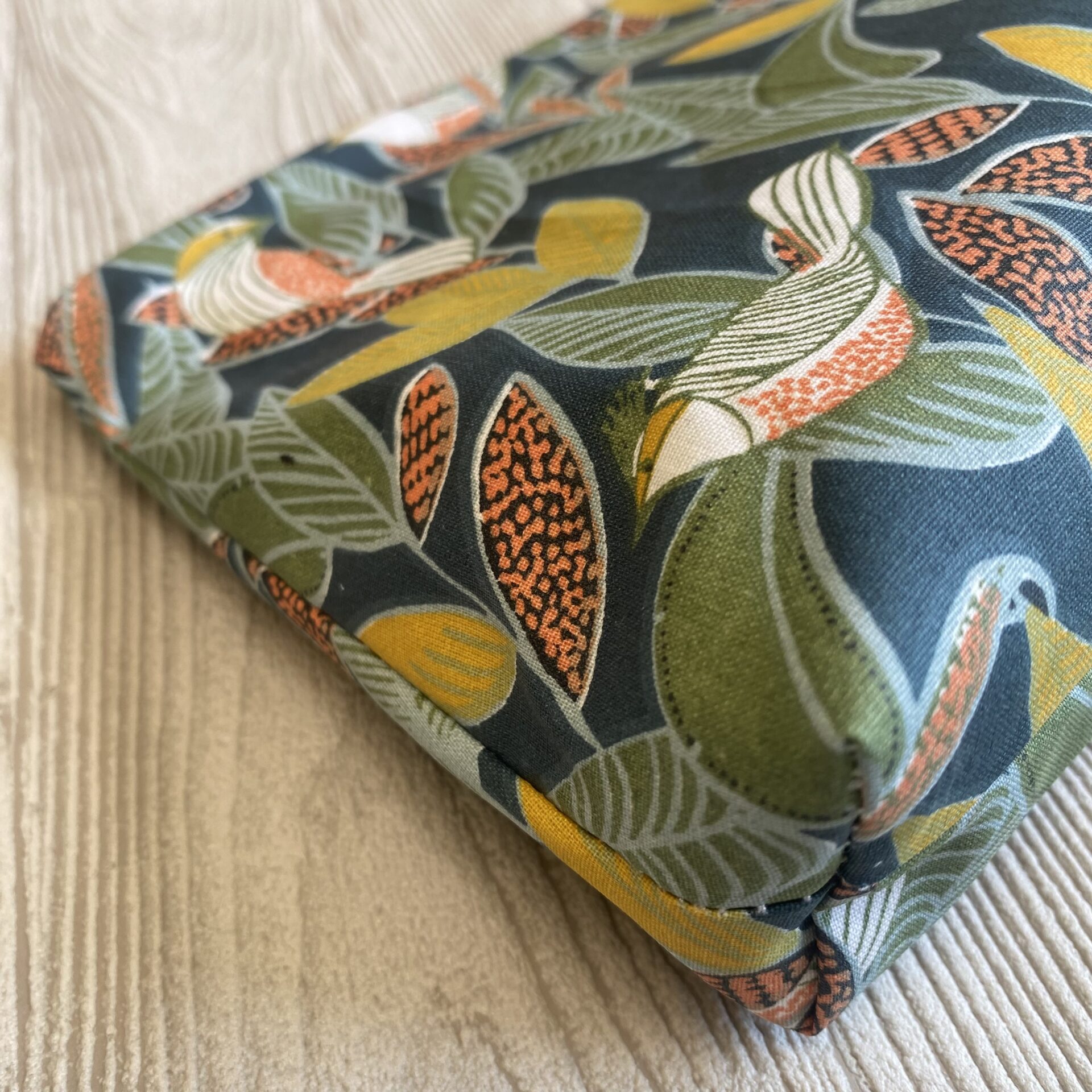 Wetbag/ Nasstasche/ Kosmetiktasche mit Blättern und Vögeln,liegend Detail