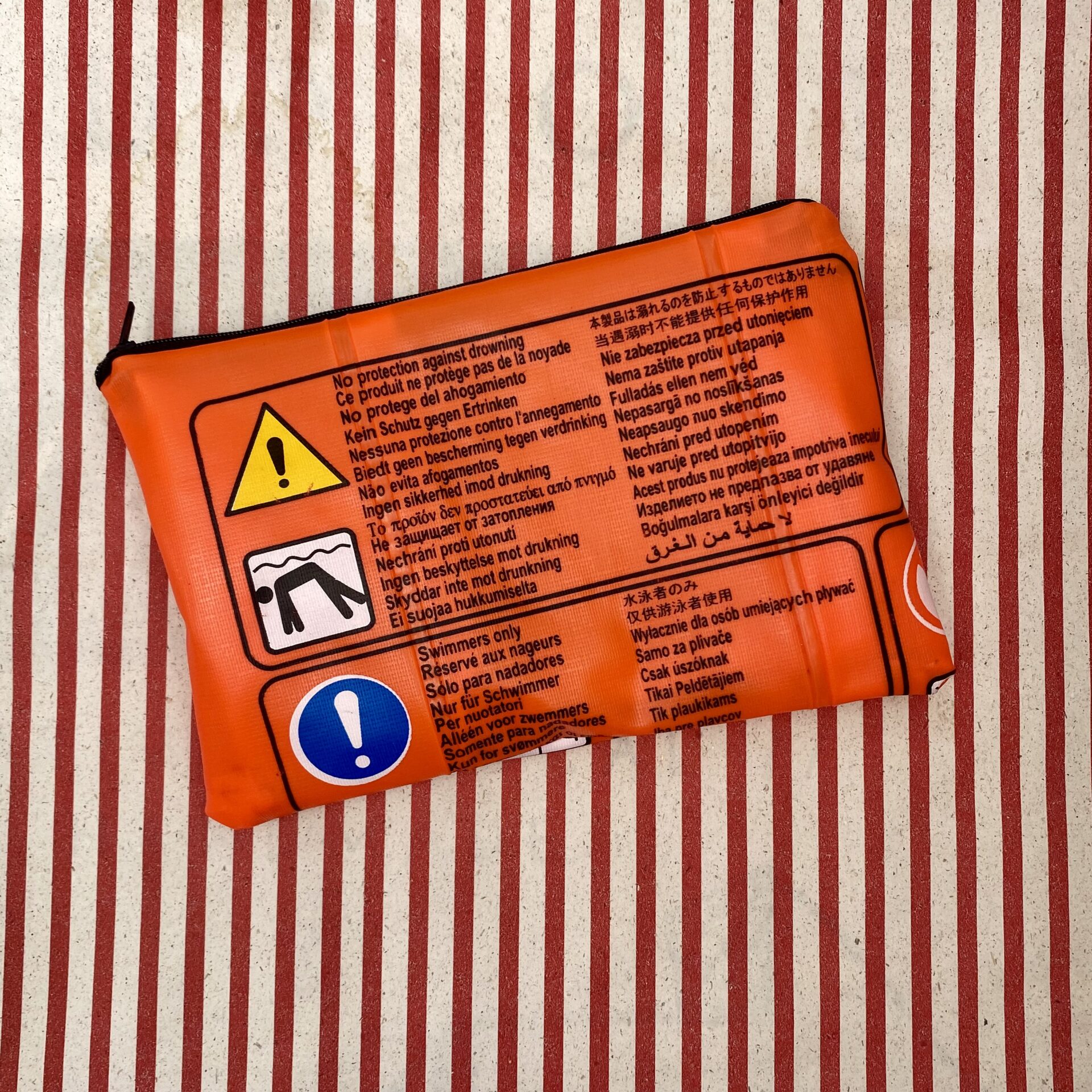 Upcycling Tasche aus Schlauchboot orange mit Sicherheitshinweisen