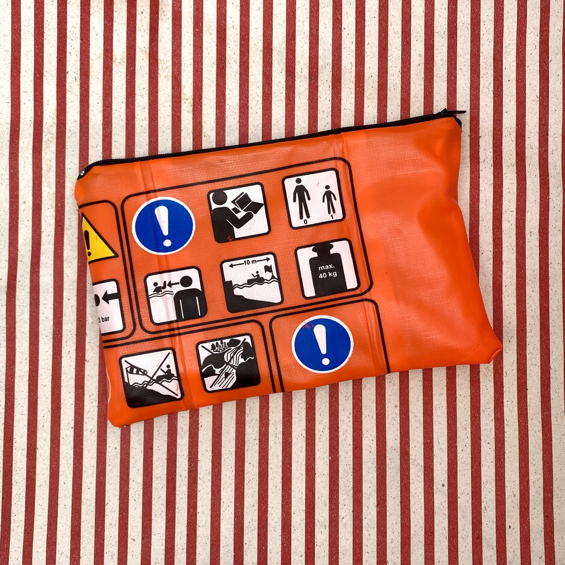 Upcycling Tasche aus Schlauchboot orange mit Sicherheitshinweisen