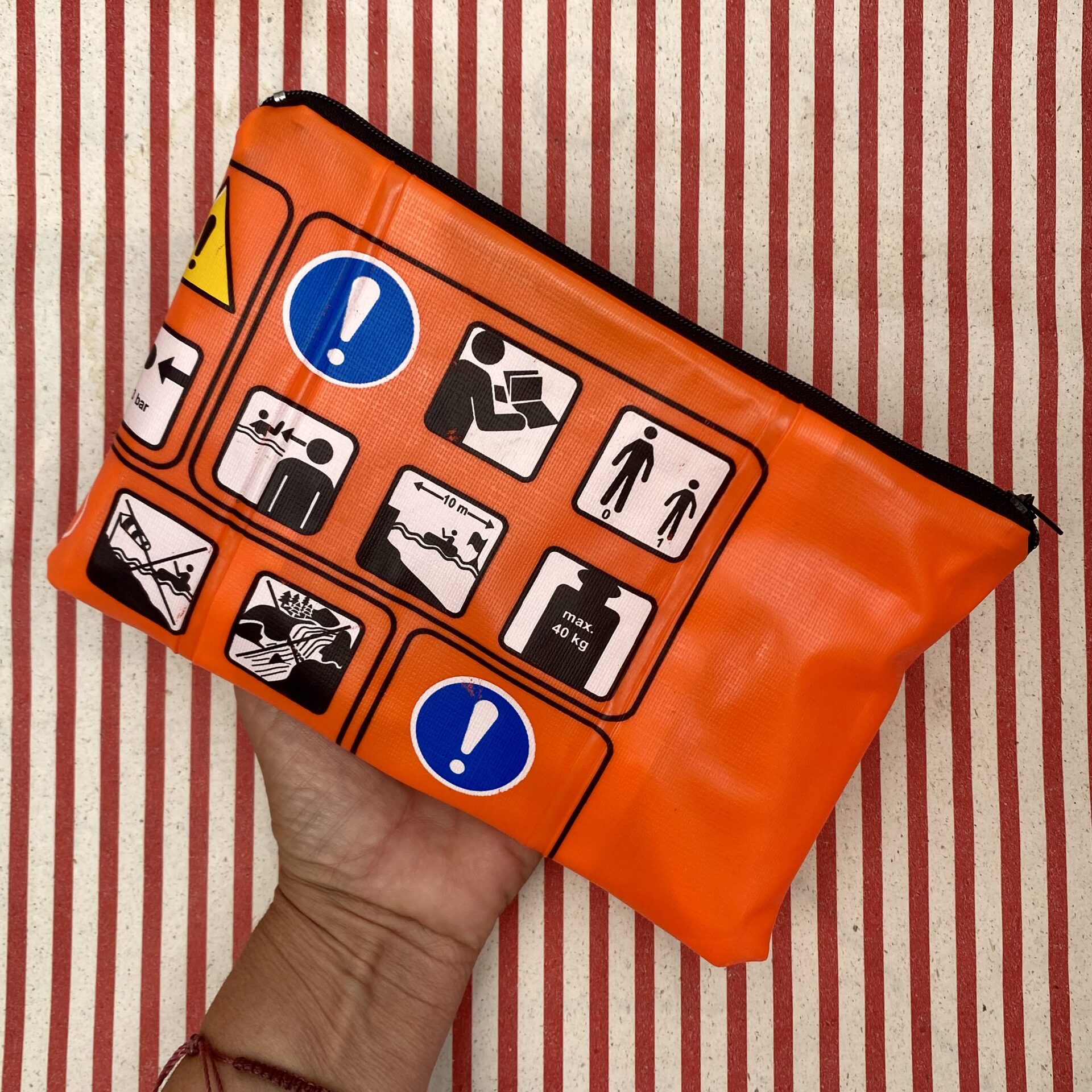 Upcycling Tasche aus Schlauchboot orange mit Sicherheitshinweisen