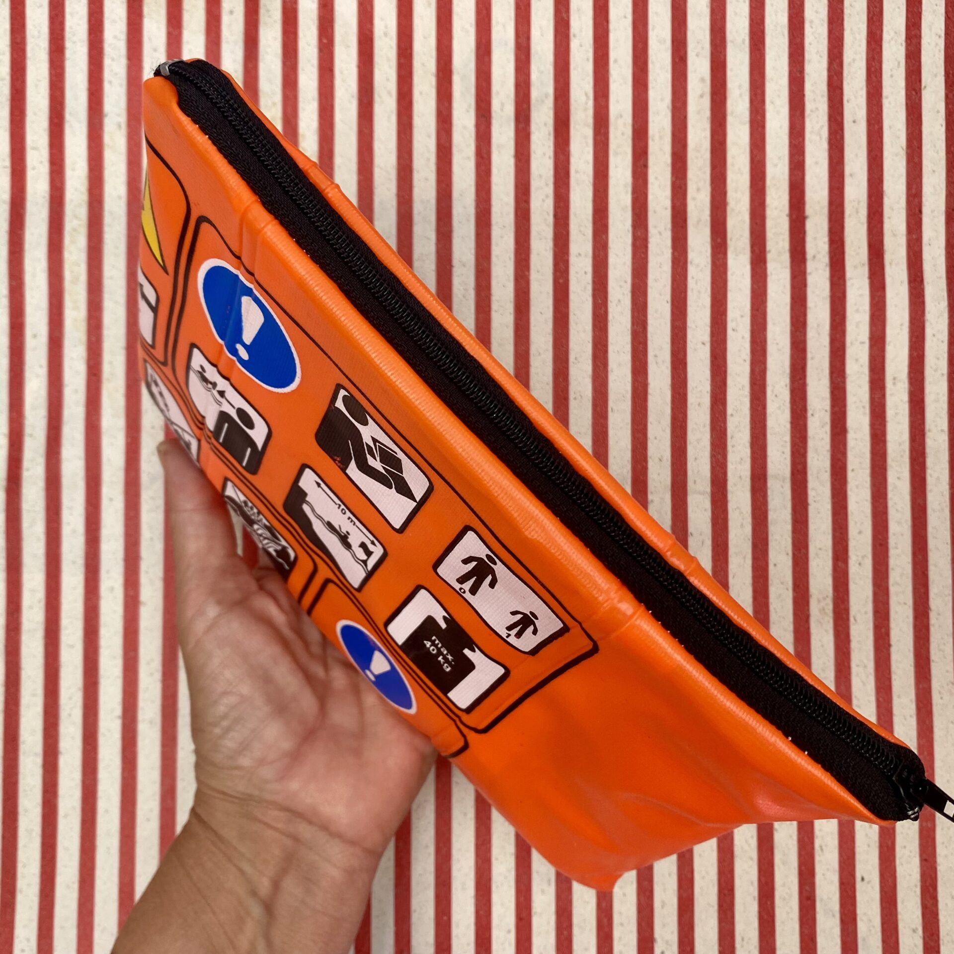 Upcycling Tasche aus Schlauchboot orange mit Sicherheitshinweisen