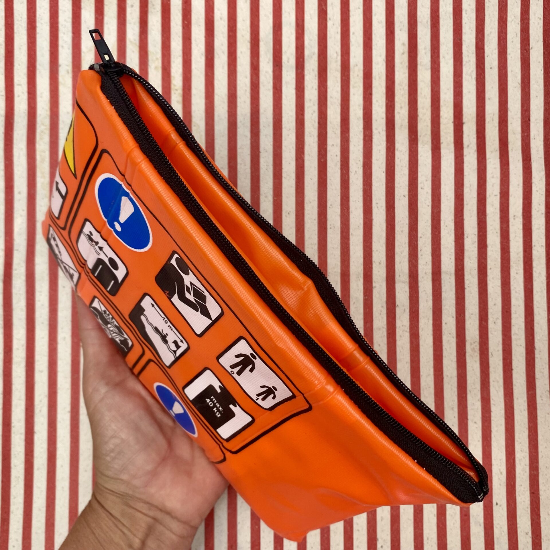 Upcycling Tasche aus Schlauchboot orange mit Sicherheitshinweisen