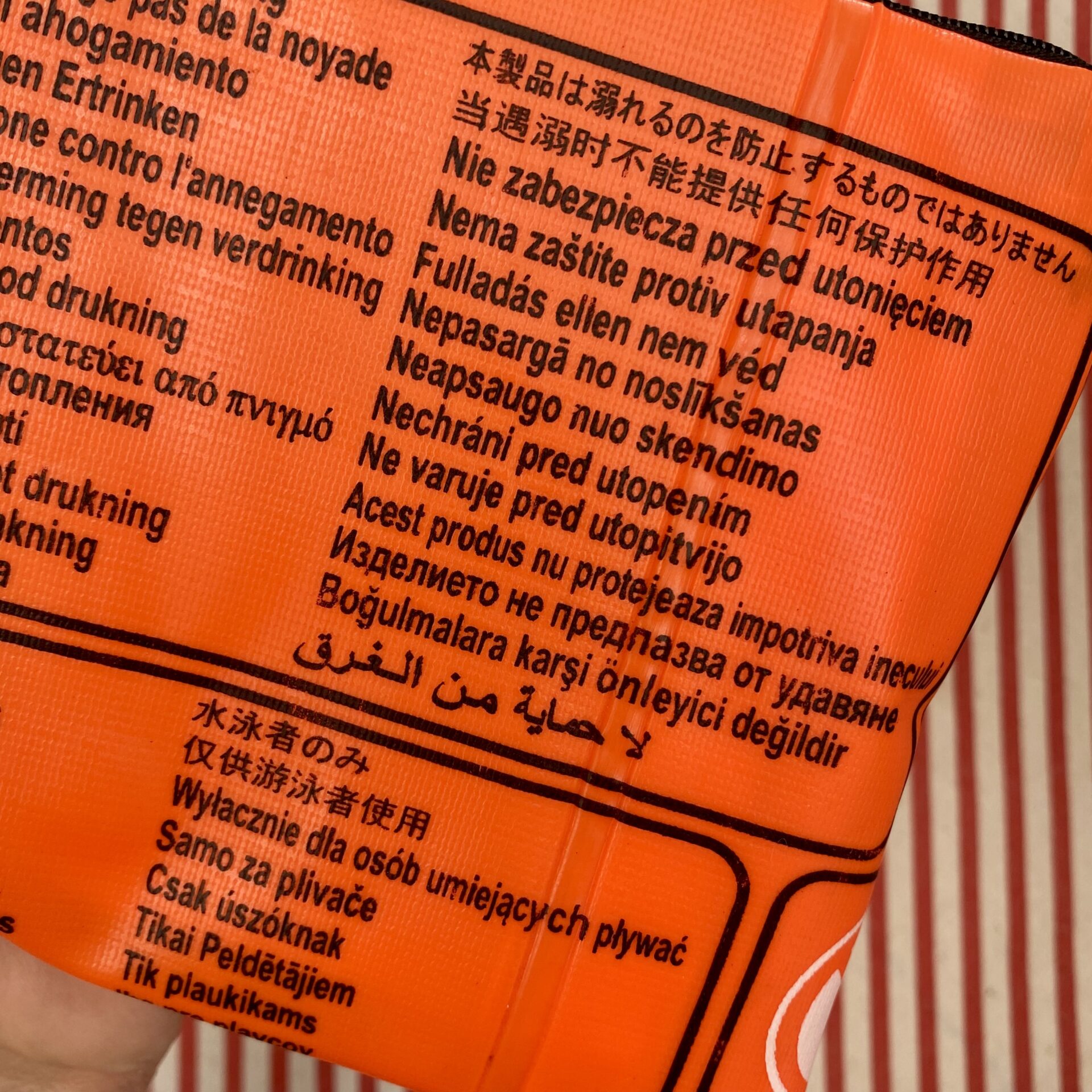 Upcycling Tasche aus Schlauchboot orange mit Sicherheitshinweisen