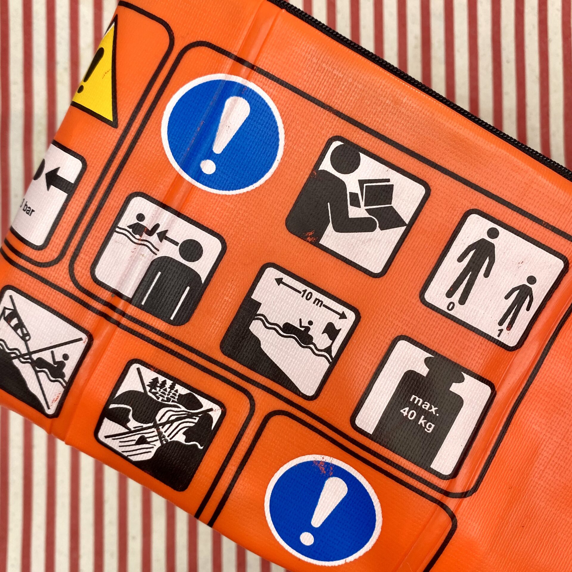 Upcycling Tasche aus Schlauchboot orange mit Sicherheitshinweisen