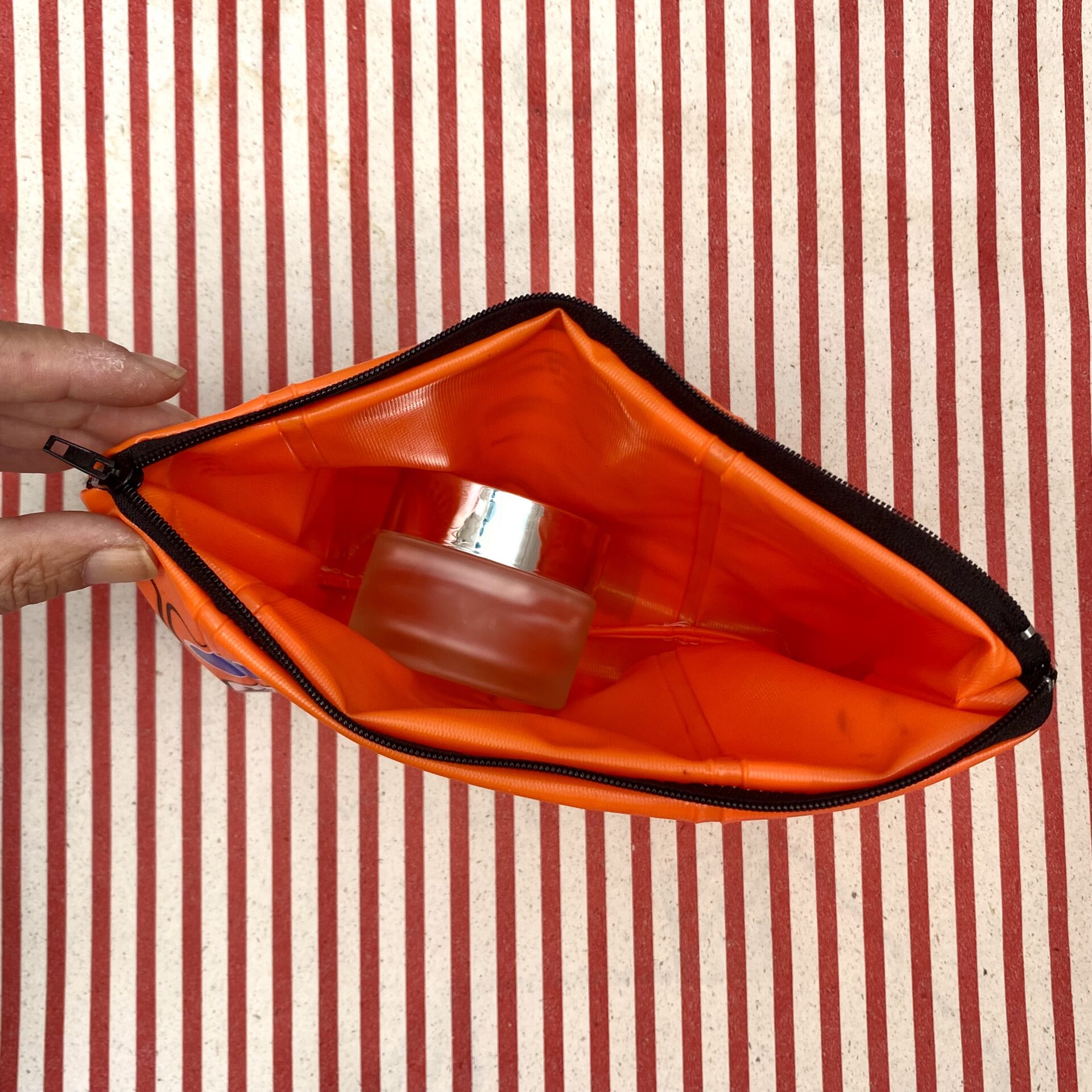 Upcycling Tasche aus Schlauchboot orange mit Sicherheitshinweisen