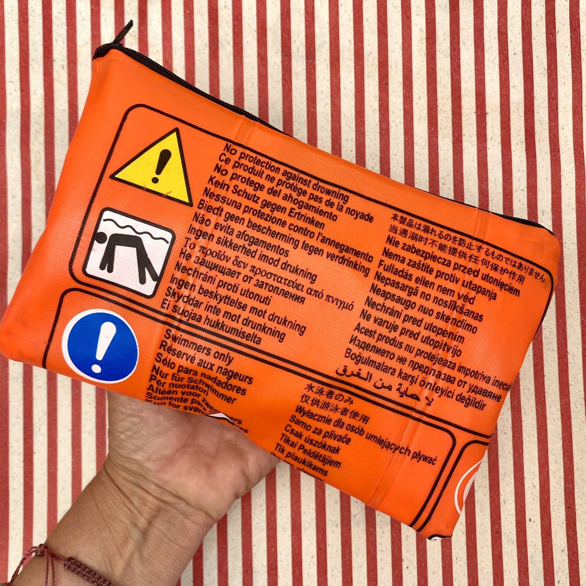 Upcycling Tasche aus Schlauchboot orange mit Sicherheitshinweisen