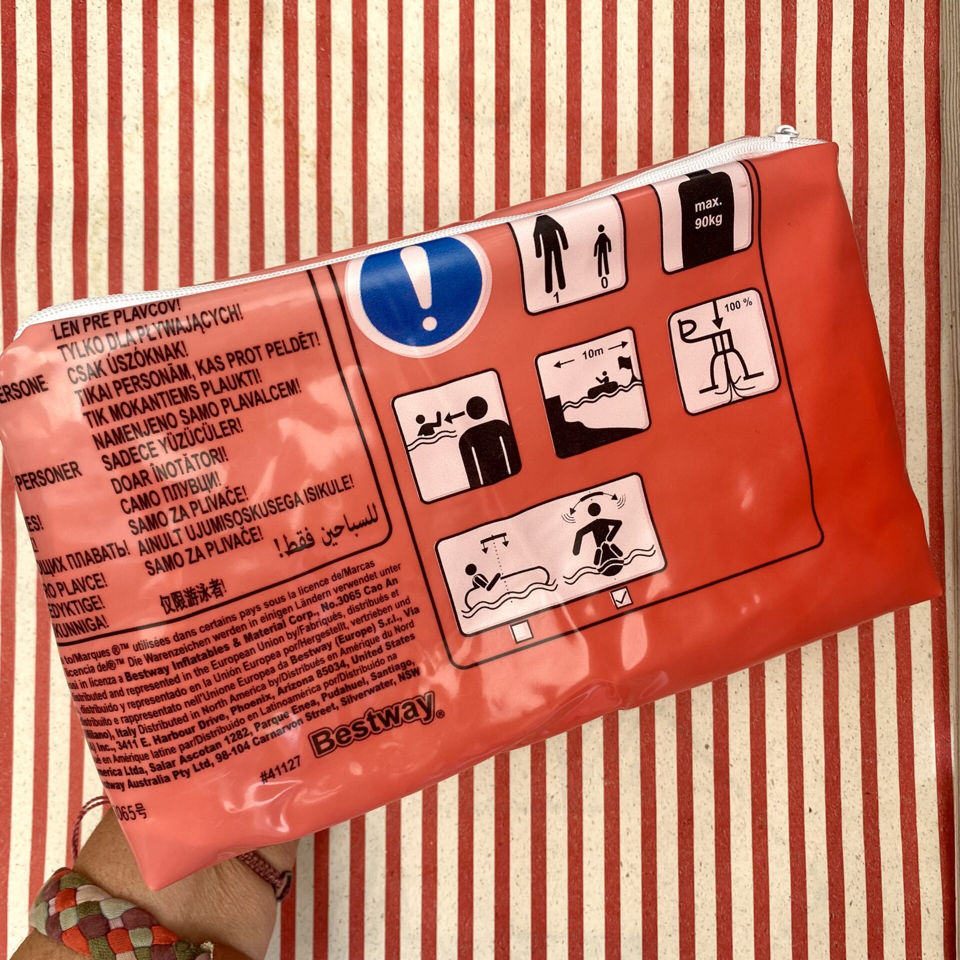 Upcycling Nasstasche aus Schwimmspielzeug mit Sicherheitsanweisungen, rot/ rosa