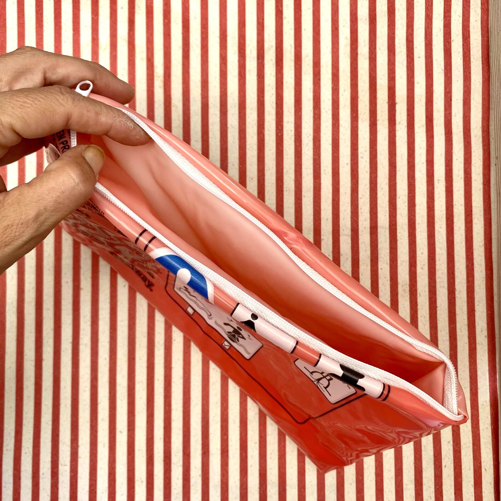 Upcycling Nasstasche aus Schwimmspielzeug mit Sicherheitsanweisungen, rot/ rosa