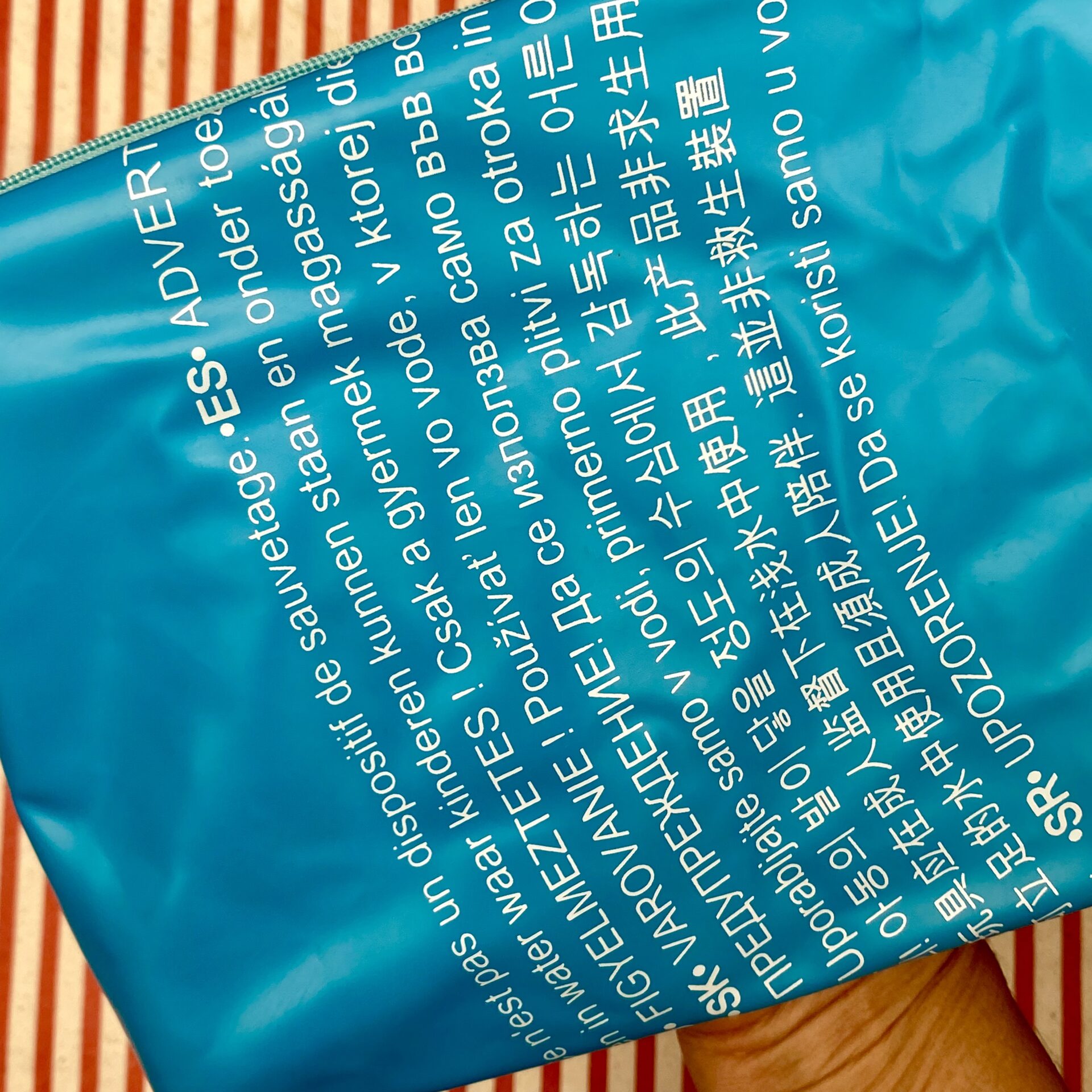 Upcycling Nasstasche aus aufblasbarem Schwimmring türkis mit Schrift, wasserabweisend