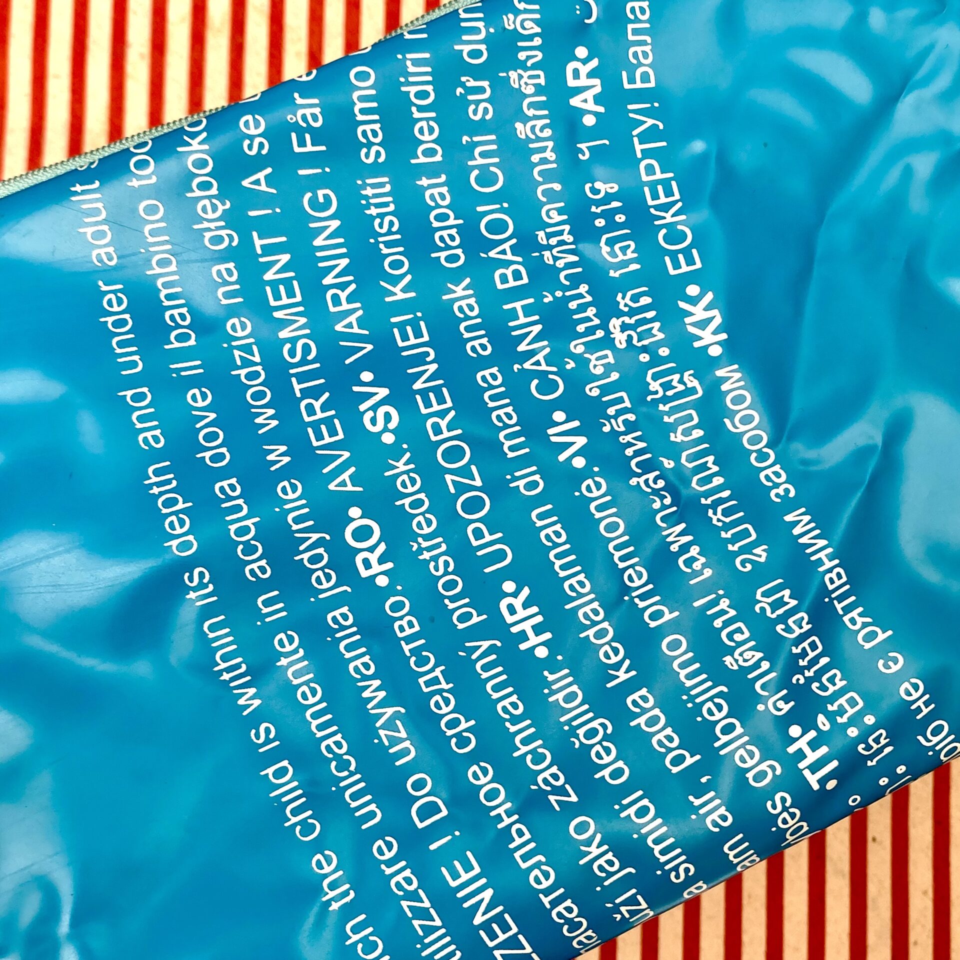 Upcycling Nasstasche aus aufblasbarem Schwimmring türkis mit Schrift, wasserabweisend
