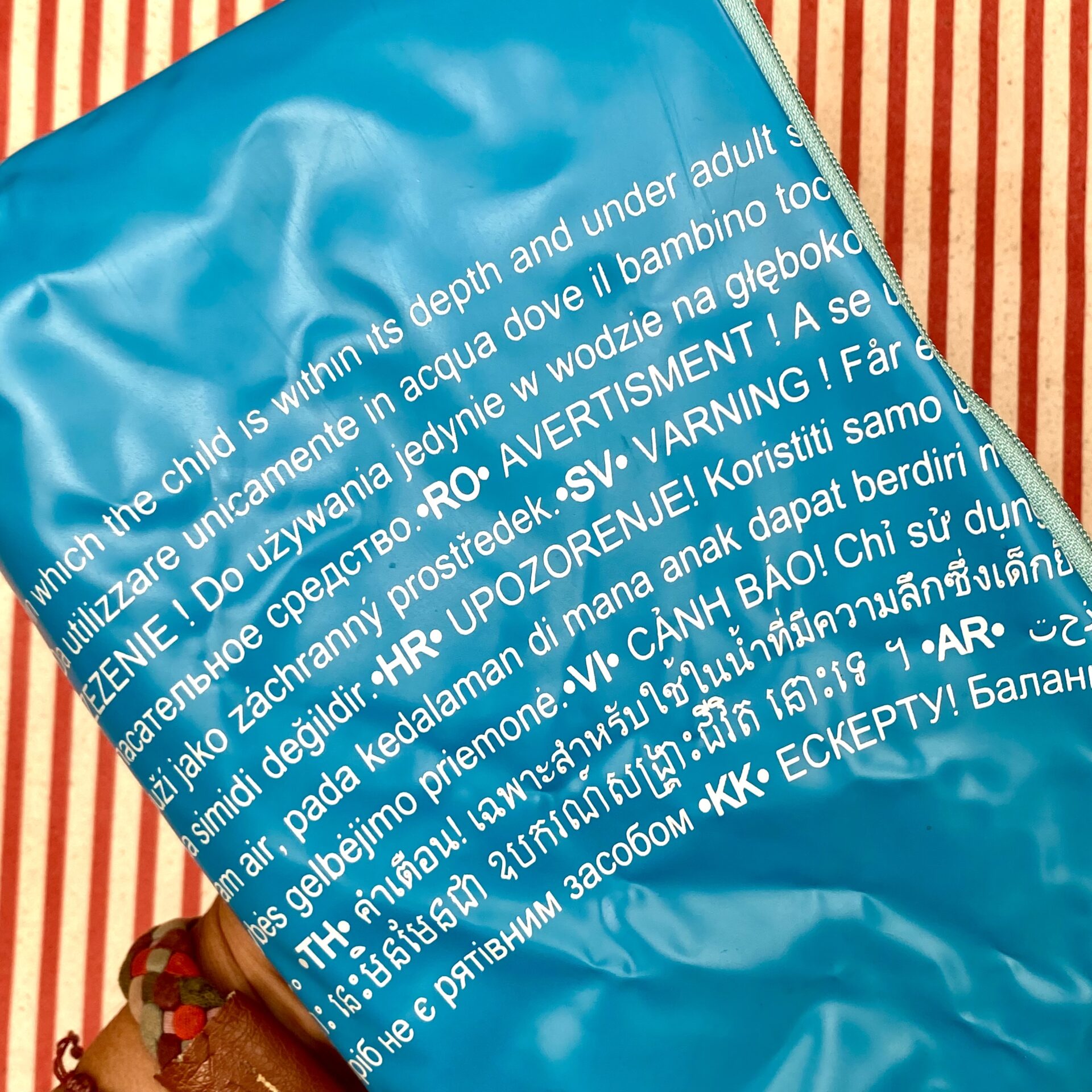 Upcycling Nasstasche aus aufblasbarem Schwimmring türkis mit Schrift, wasserabweisend