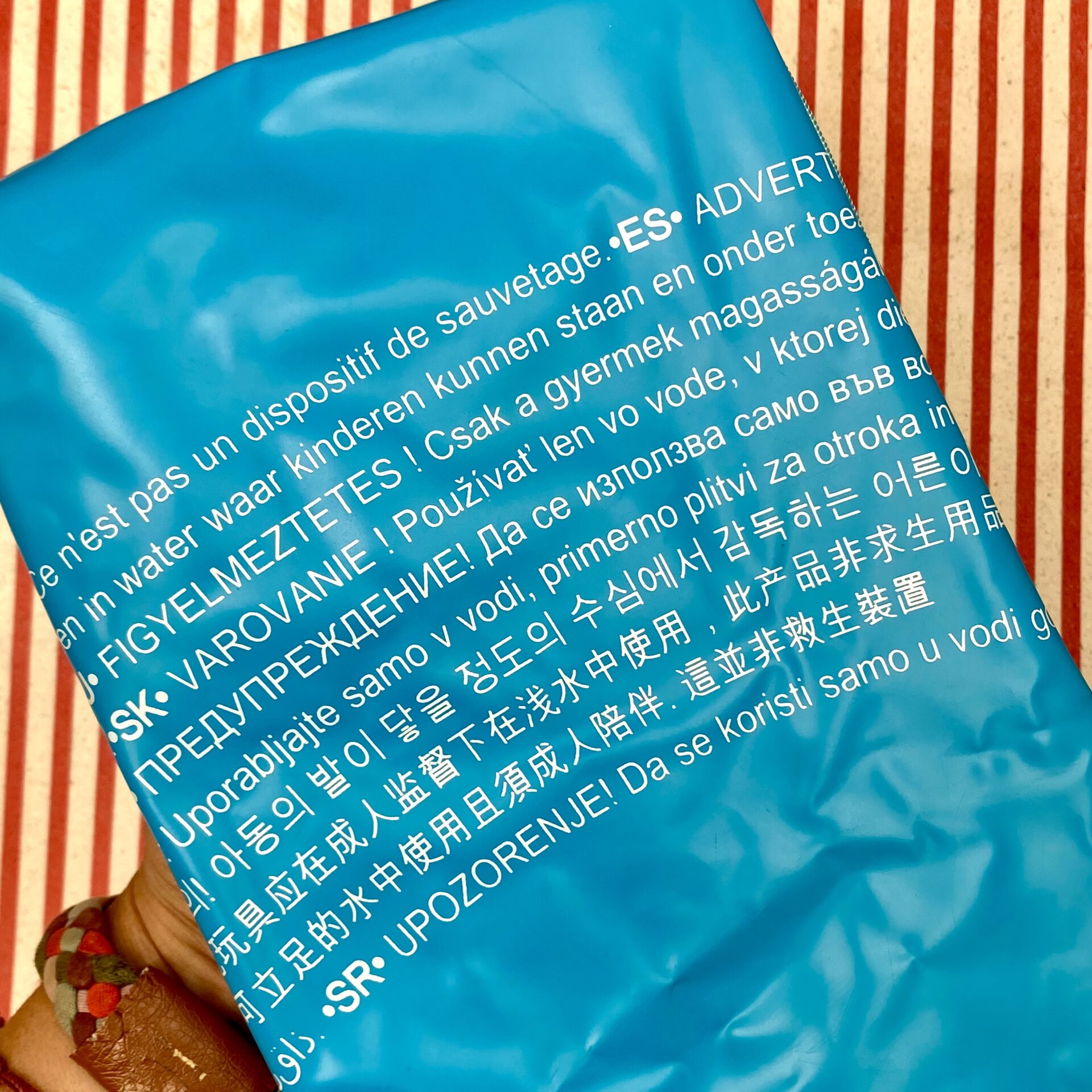 Upcycling Nasstasche aus aufblasbarem Schwimmring türkis mit Schrift, wasserabweisend
