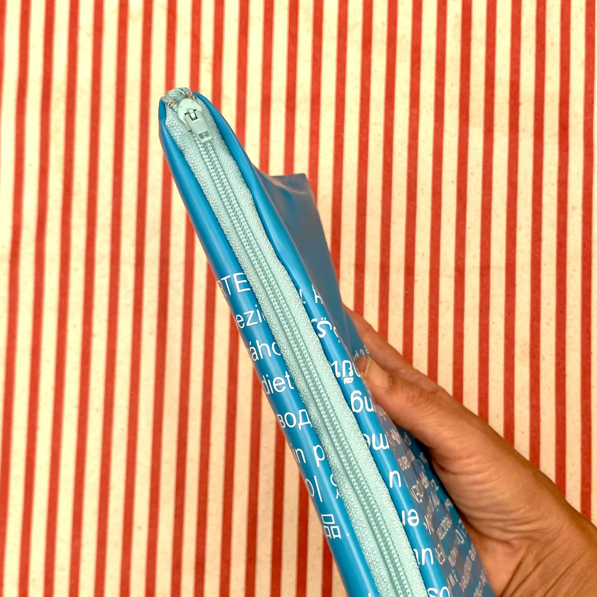 Upcycling Nasstasche aus aufblasbarem Schwimmring türkis mit Schrift, wasserabweisend