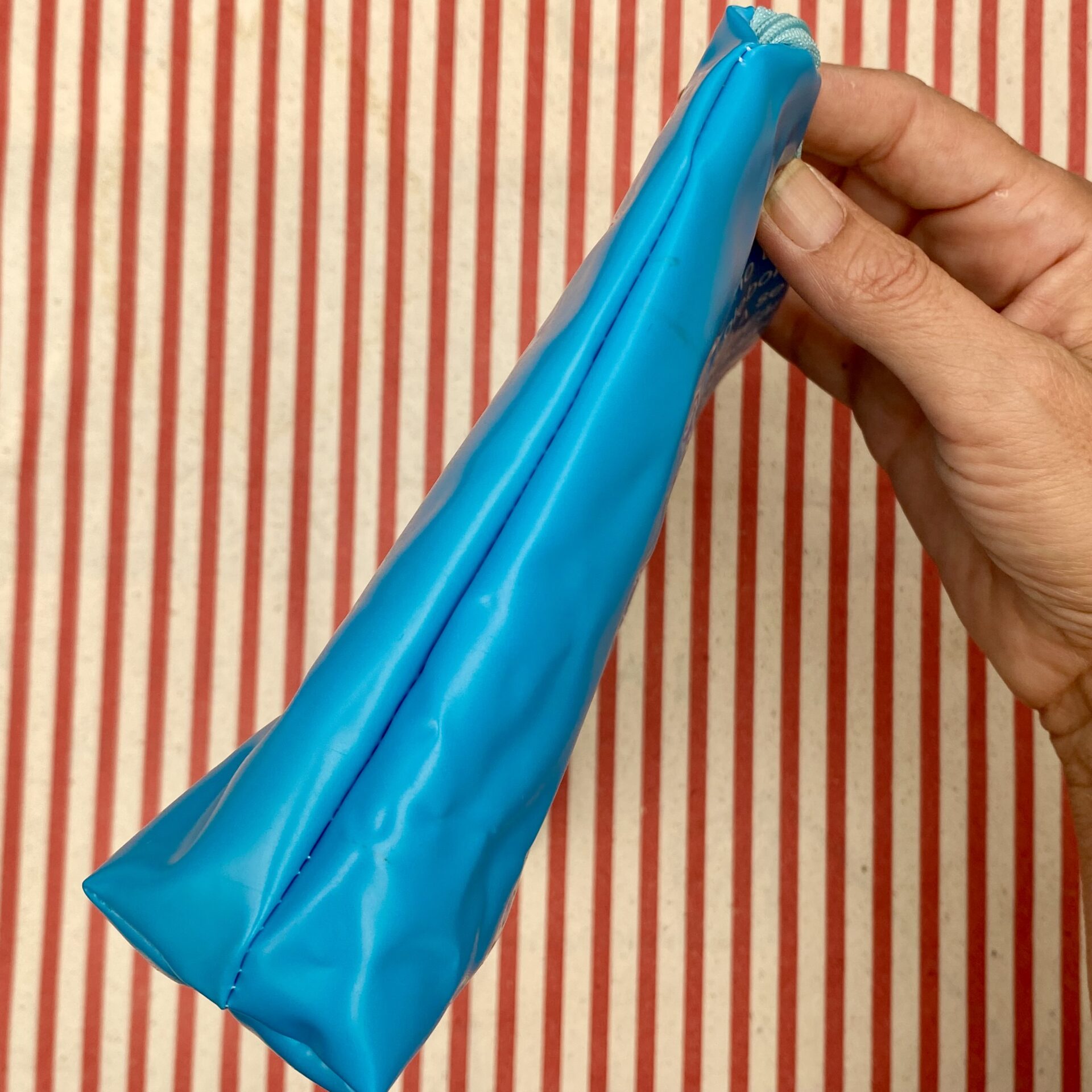 Upcycling Nasstasche aus aufblasbarem Schwimmring türkis mit Schrift, wasserabweisend