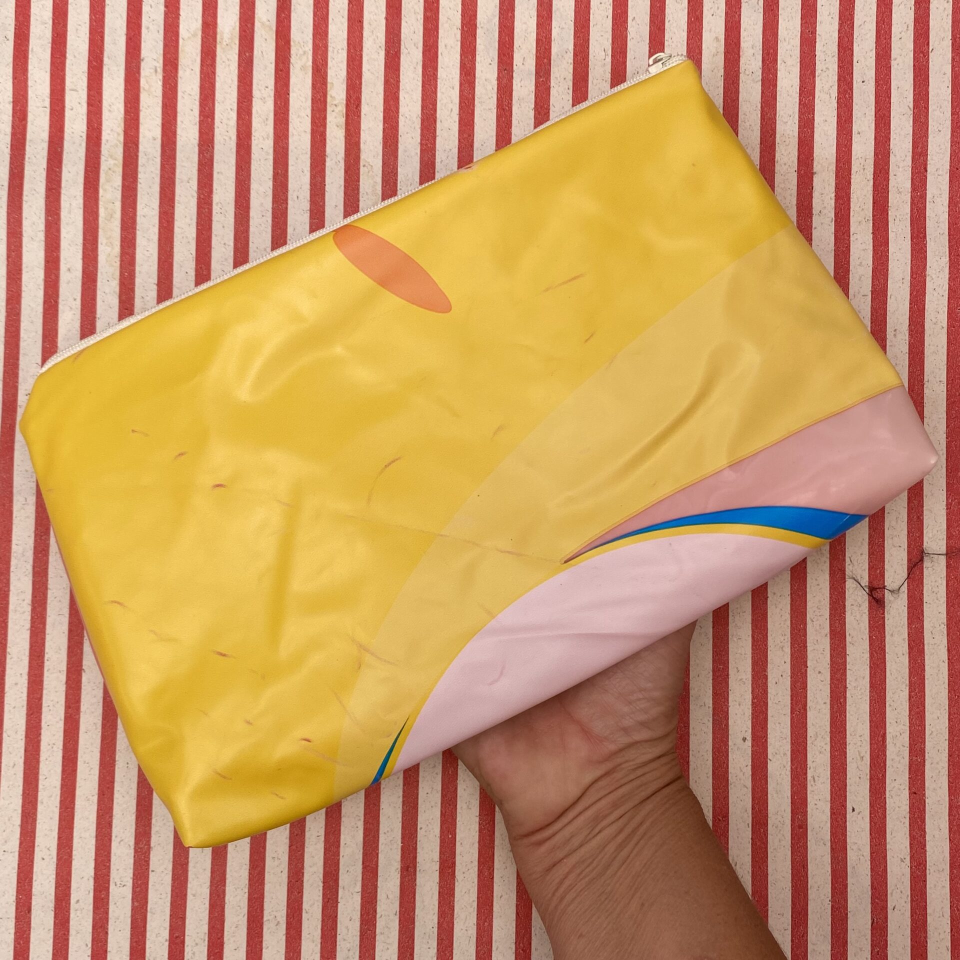 Upcycling Tasche aus aufblasbarem Vogel - Auge
