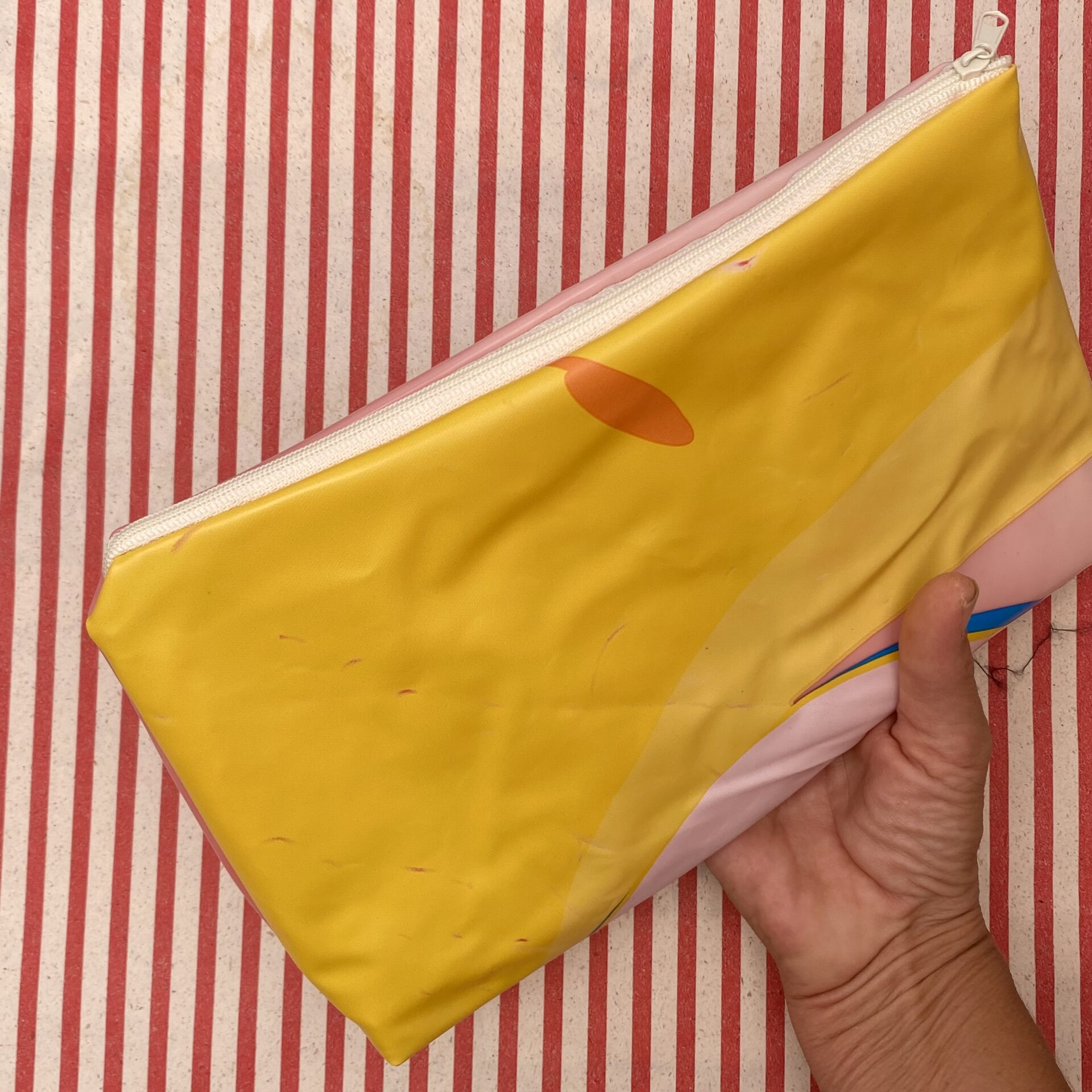 Upcycling Tasche aus aufblasbarem Vogel - Auge