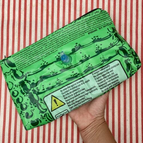 Upcycling Tasche aus aufblasbarem Krokodil mit Aufblasventil
