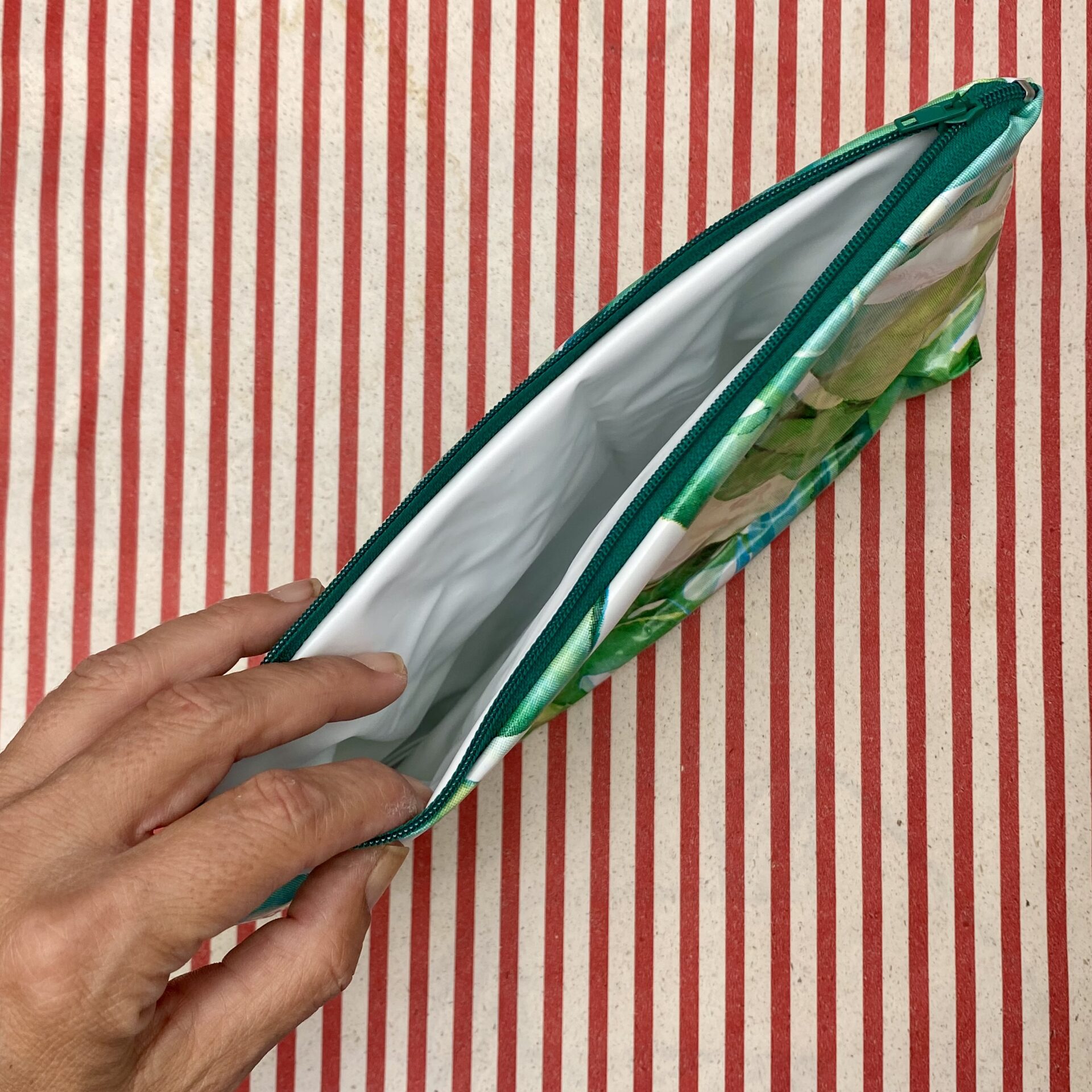 Upcycling Nasstasche/ Wetbag aus aufblasbarem Schwimmring Blätter
