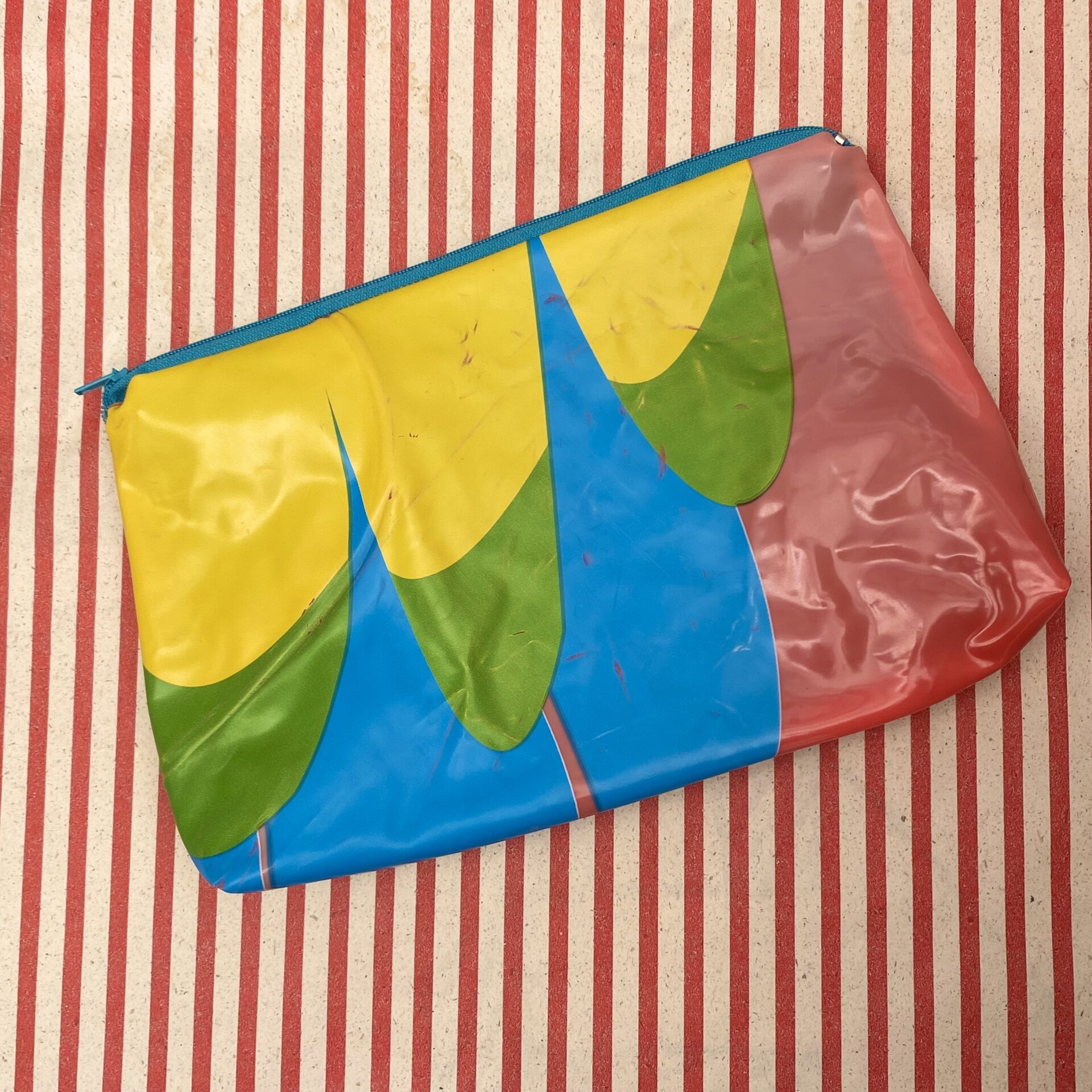 Upcycling Nasstasche/ Wetbag aus aufblasbarem Schwimmtier Vogel - bunte Flügel