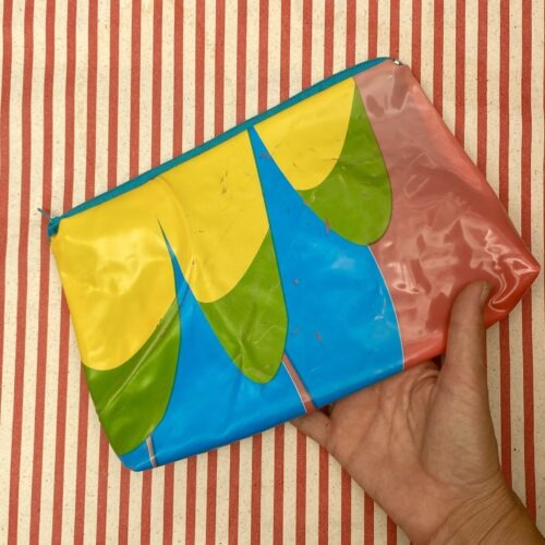 Upcycling Nasstasche/ Wetbag aus aufblasbarem Schwimmtier Vogel - bunte Flügel