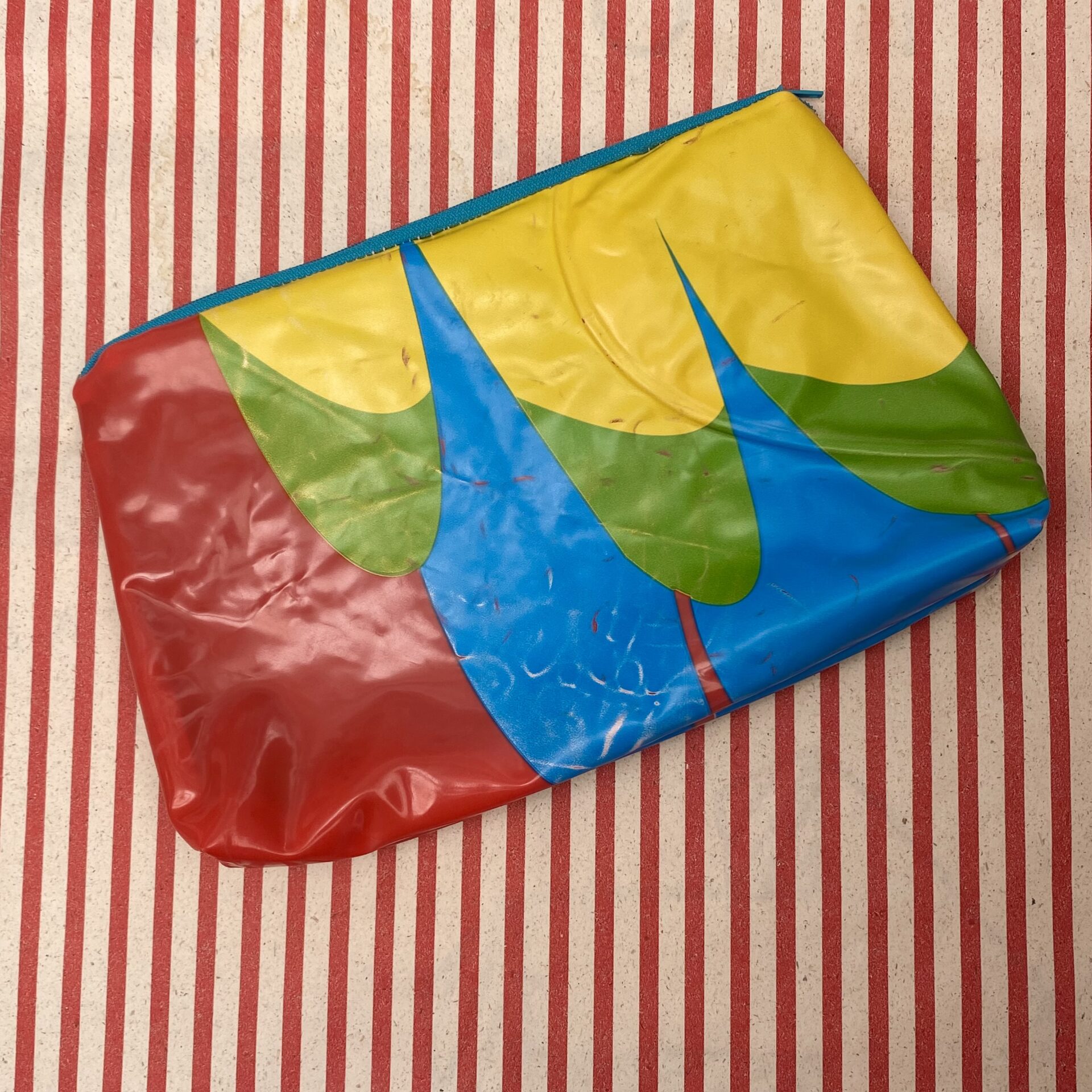 Upcycling Nasstasche/ Wetbag aus aufblasbarem Schwimmtier Vogel - bunte Flügel – Bild 2
