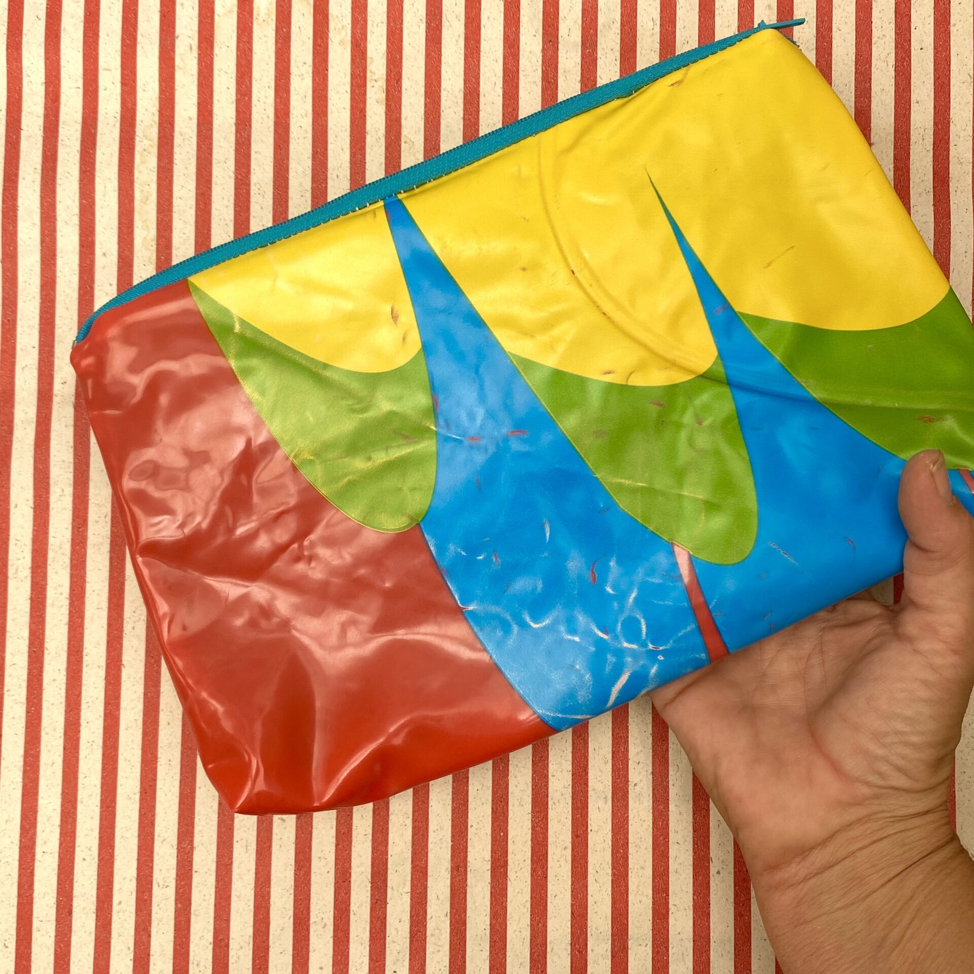 aUpcycling Nasstasche/ Wetbag aus aufblasbarem Schwimmtier Vogel - bunte Flügel
