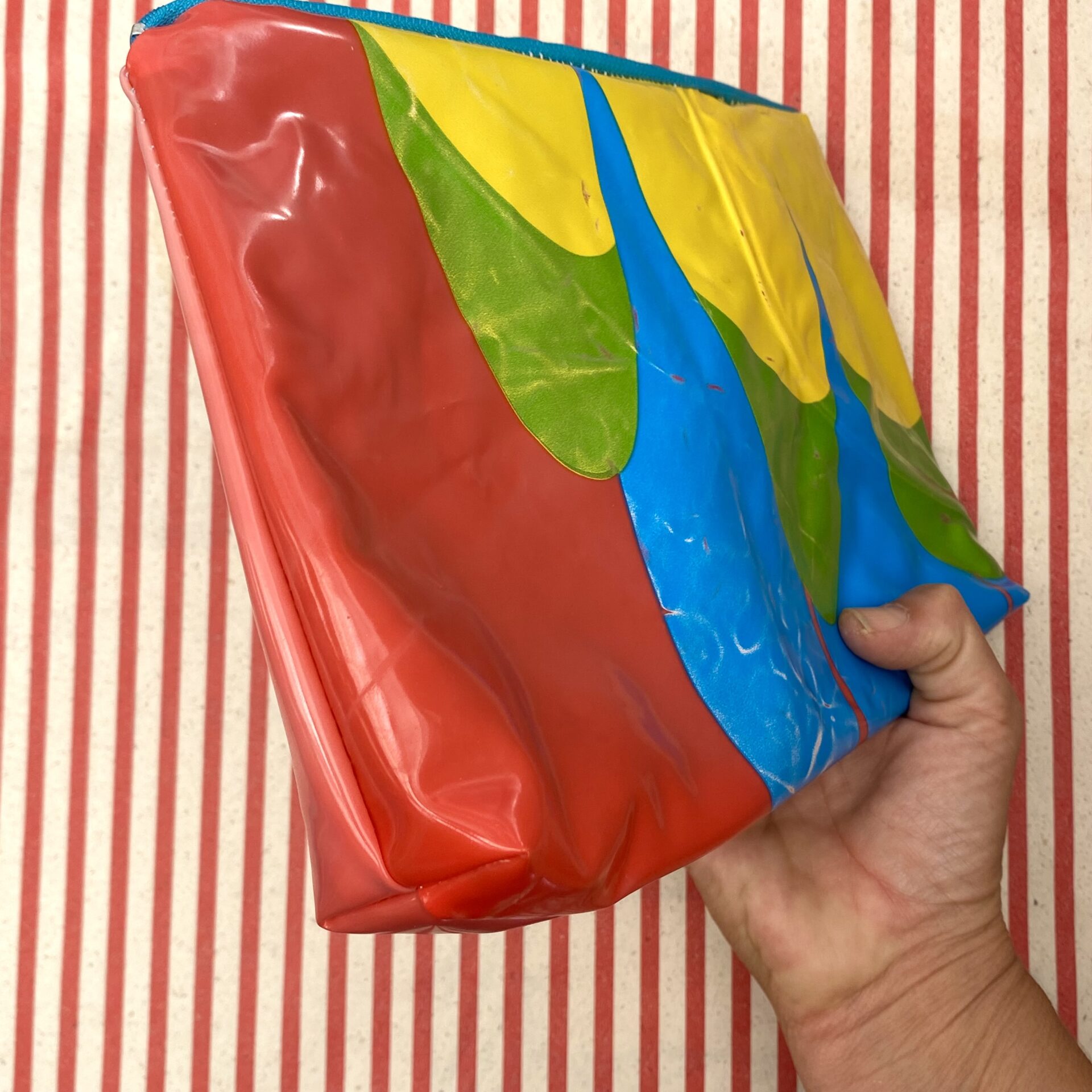 Upcycling Nasstasche/ Wetbag aus aufblasbarem Schwimmtier Vogel - bunte Flügel