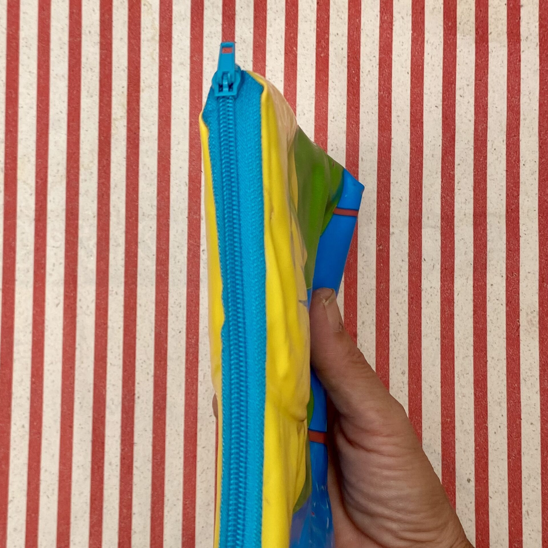 Upcycling Nasstasche/ Wetbag aus aufblasbarem Schwimmtier Vogel - bunte Flügel