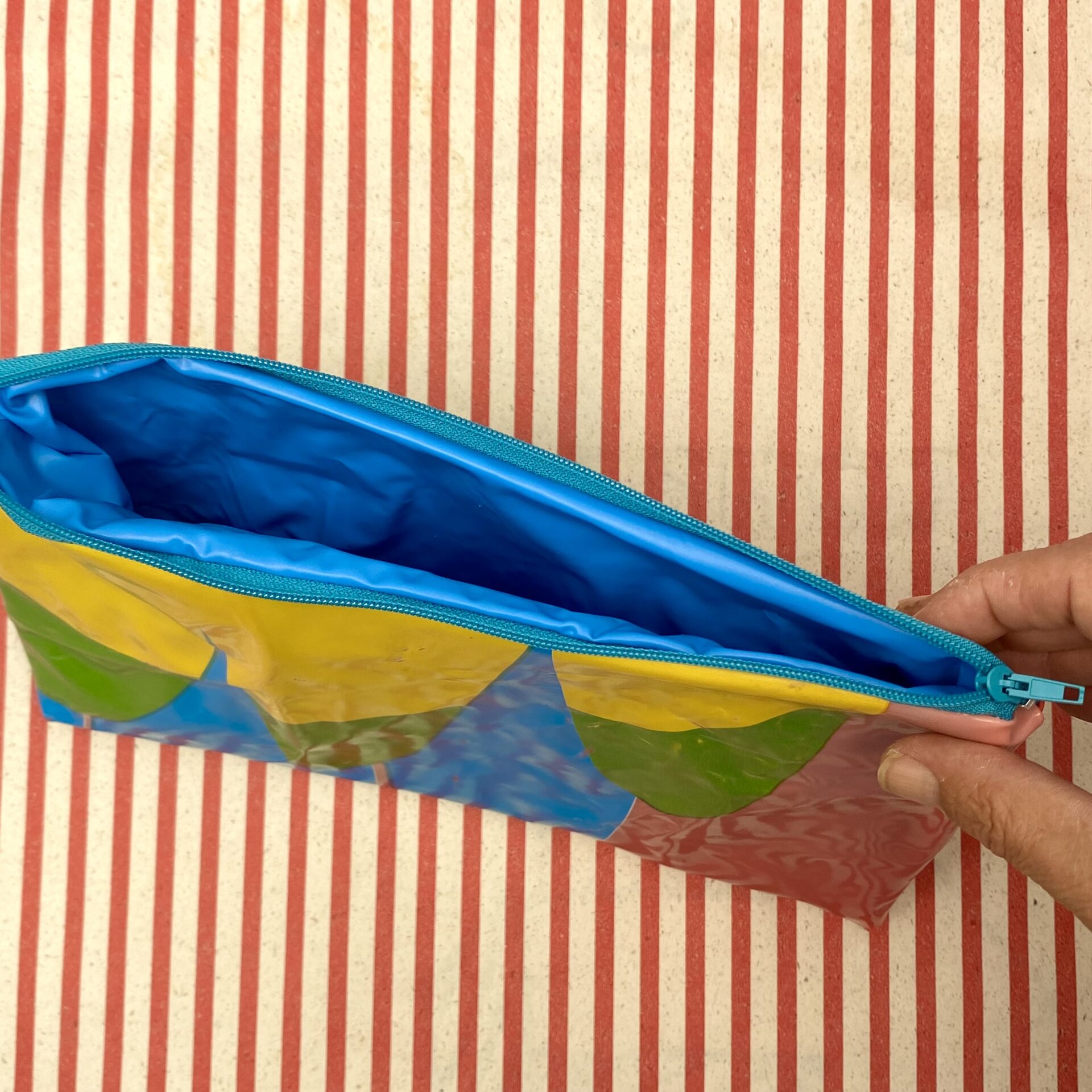 Upcycling Nasstasche/ Wetbag aus aufblasbarem Schwimmtier Vogel - bunte Flügel