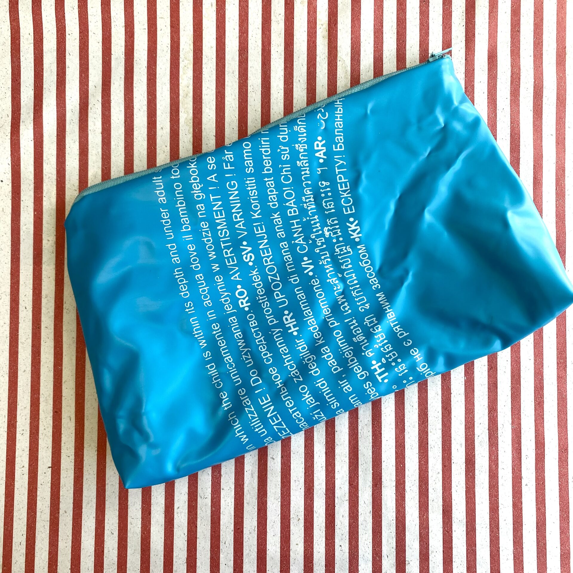 Upcycling Nasstasche aus aufblasbarem Schwimmring türkis mit Schrift, wasserabweisend