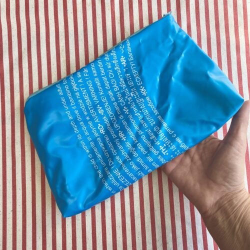 Upcycling Nasstasche aus aufblasbarem Schwimmring türkis mit Schrift, wasserabweisend