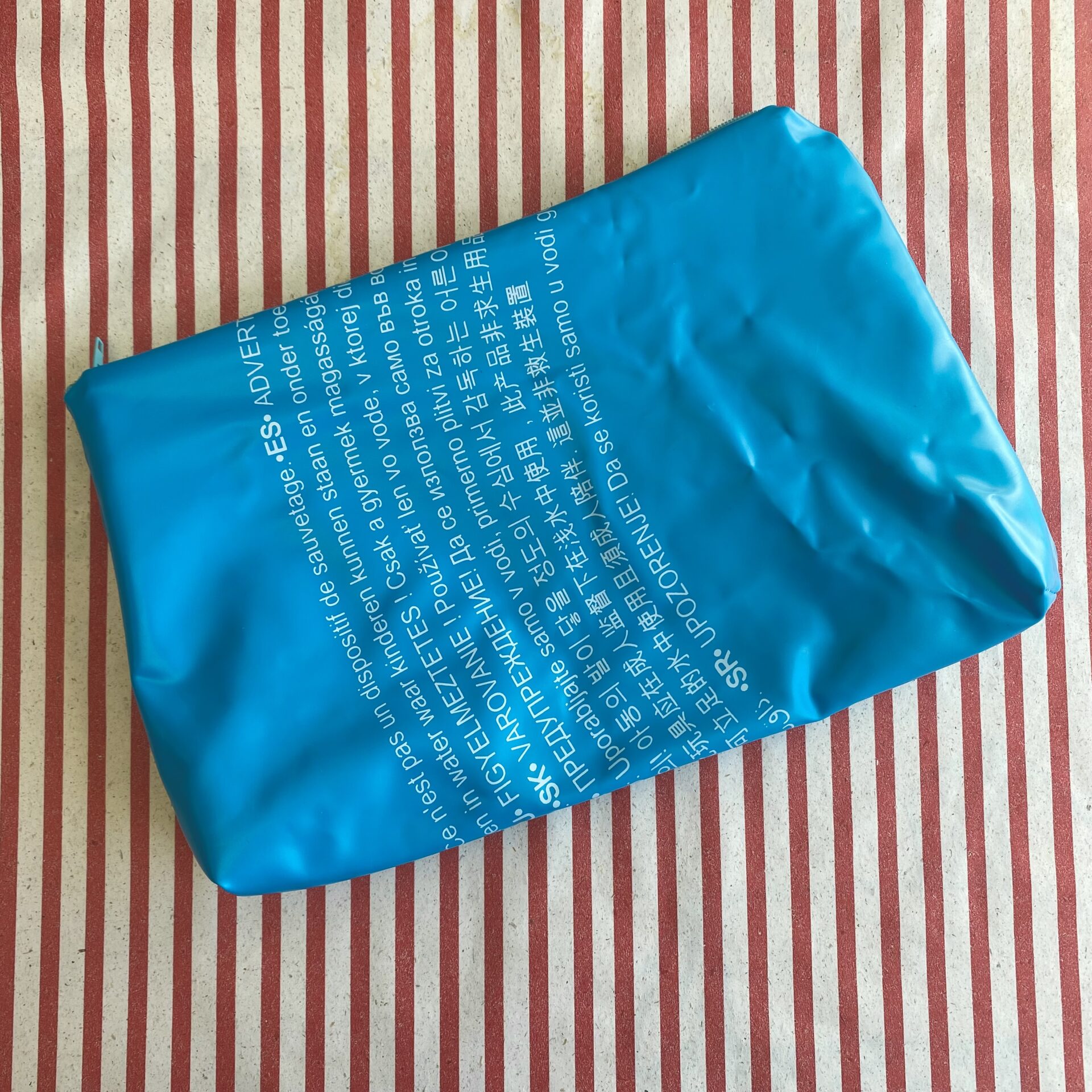 Upcycling Nasstasche aus aufblasbarem Schwimmring türkis mit Schrift, wasserabweisend