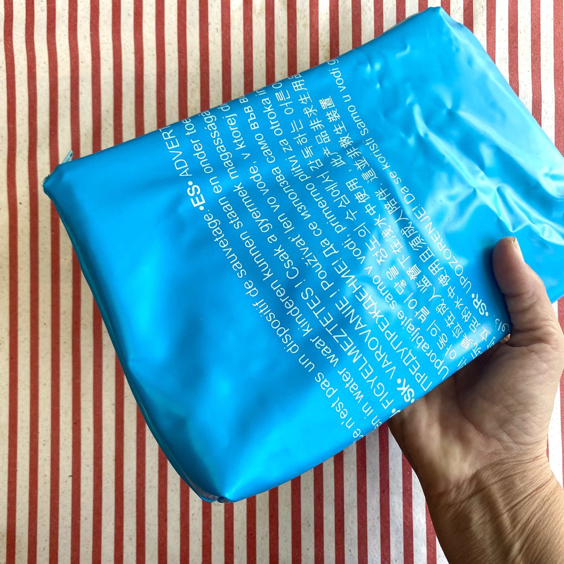 Upcycling Nasstasche aus aufblasbarem Schwimmring türkis mit Schrift, wasserabweisend
